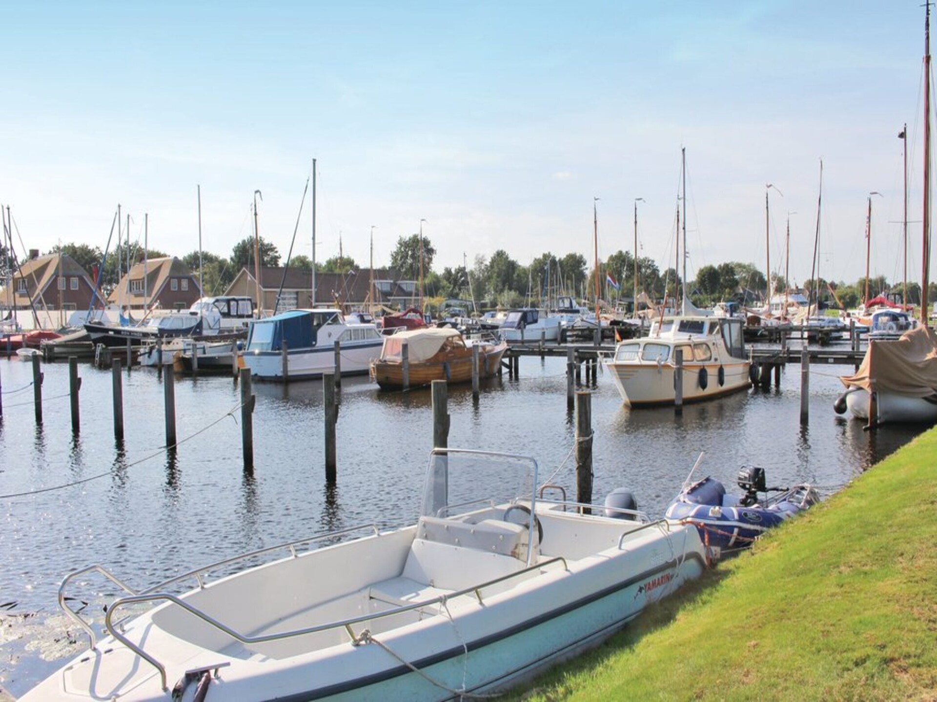 Rietgedekte 10-persoonsvilla met aanlegsteiger in Friesland - foto 18