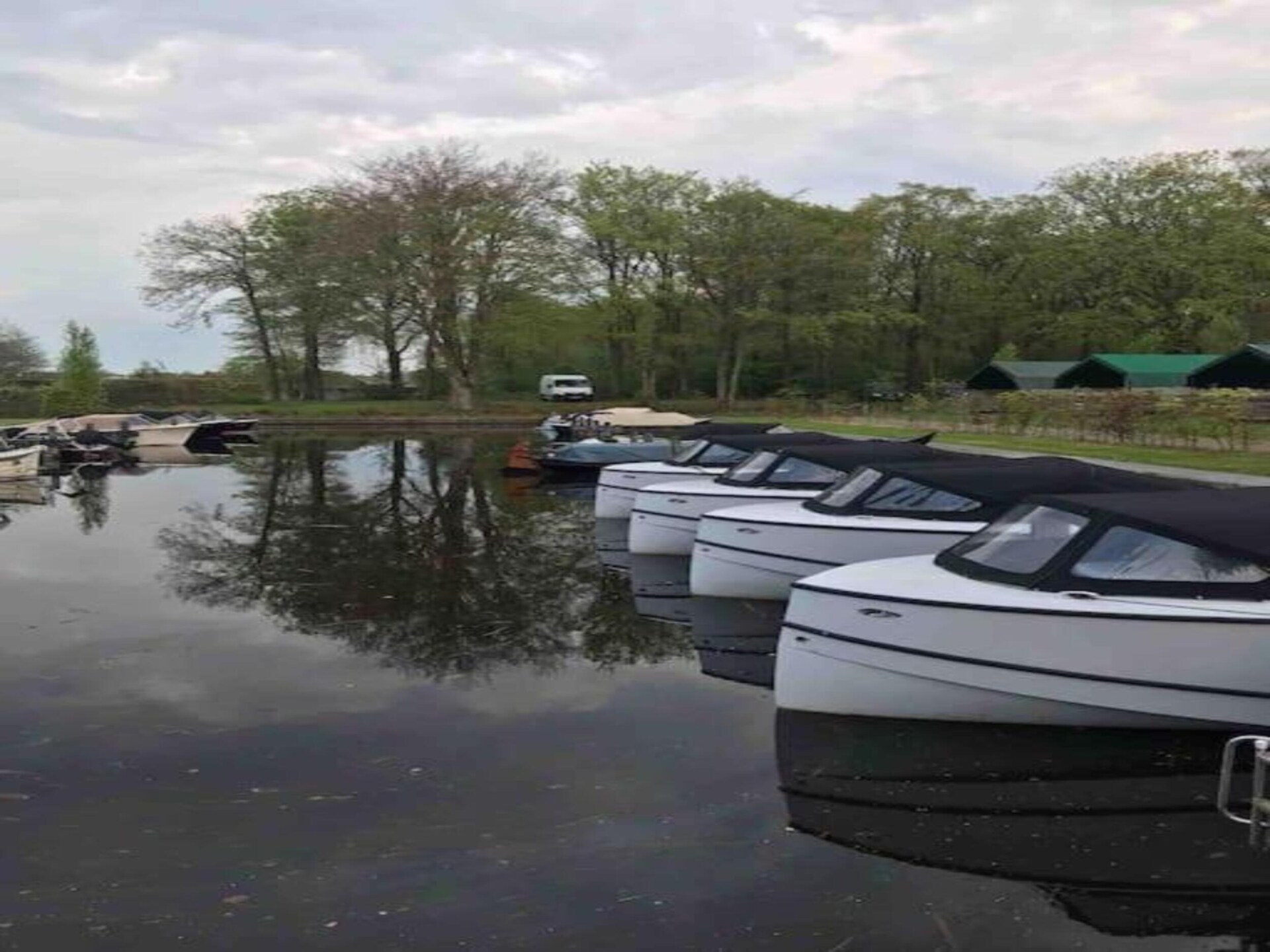 Rietgedekte 10-persoonsvilla met aanlegsteiger in Friesland - foto 27