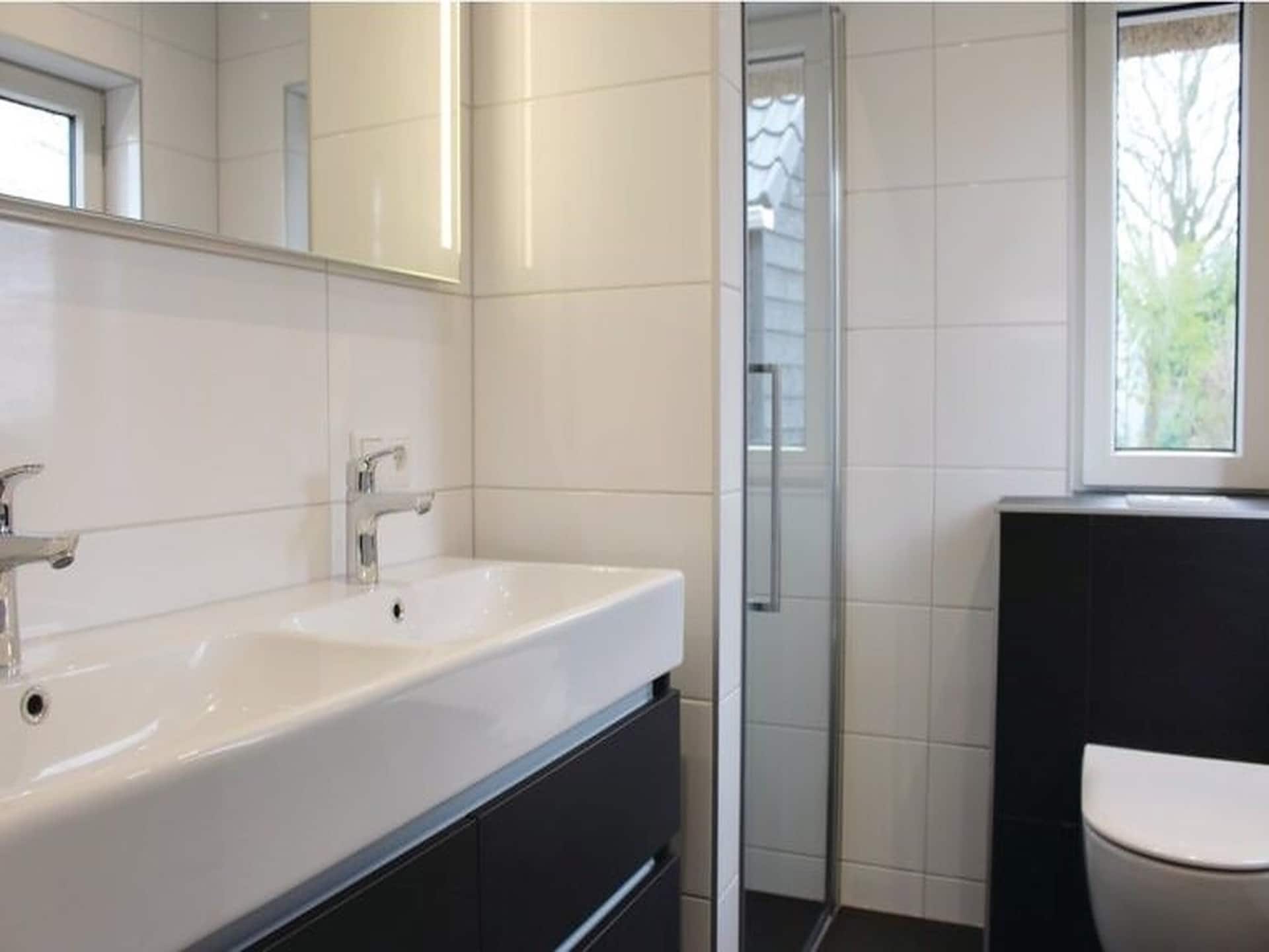 Rietgedekte villa aan het water voor 10 personen in Friesland - foto 19