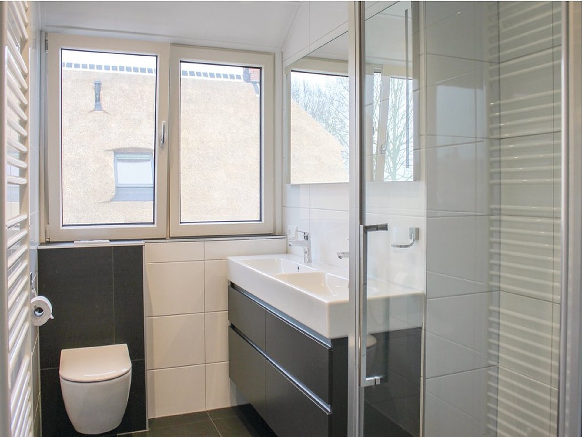 Rietgedekte villa aan het water voor 10 personen in Friesland - foto 14