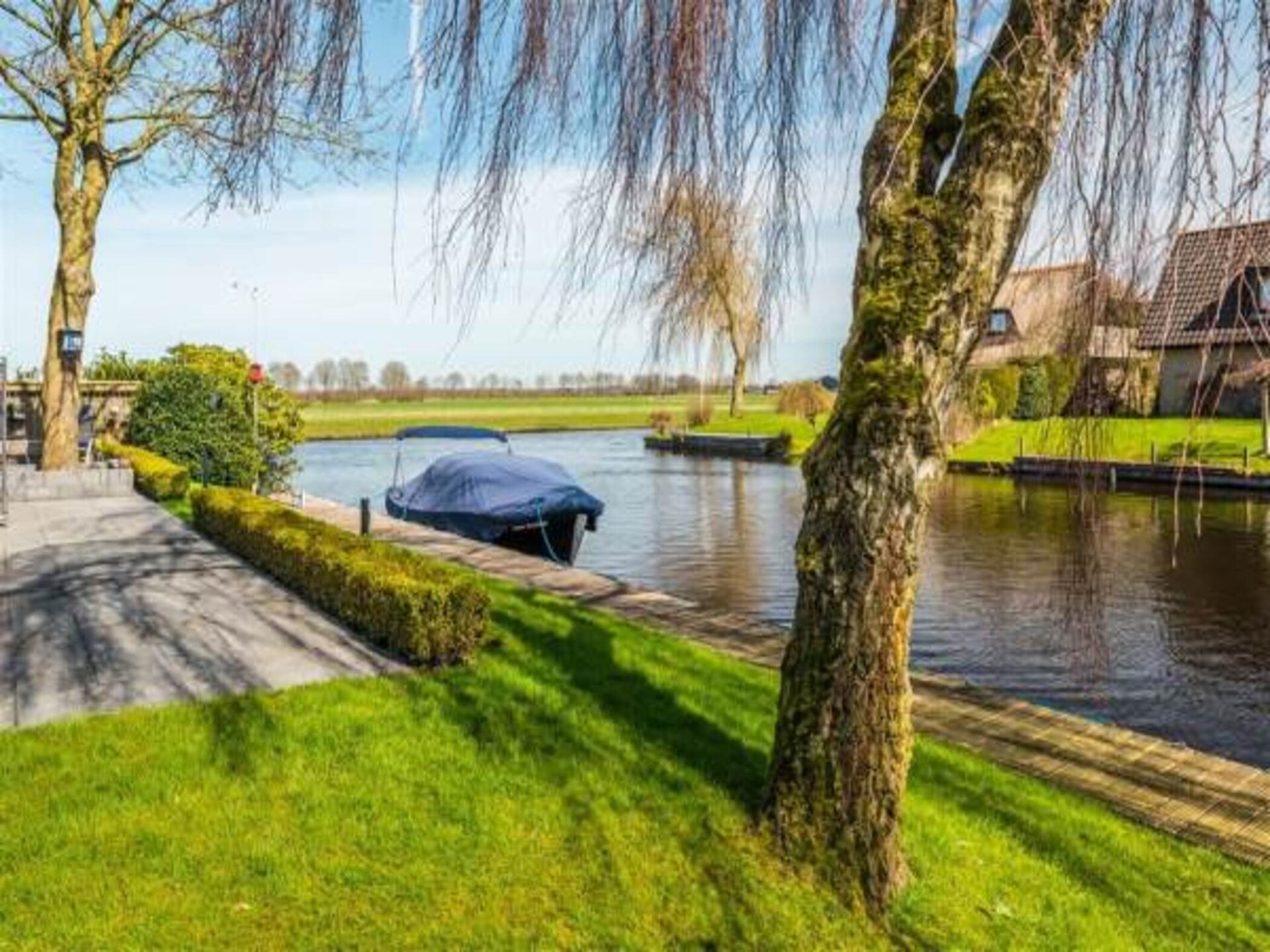 Rietgedekte villa aan het water voor 10 personen in Friesland - foto 23
