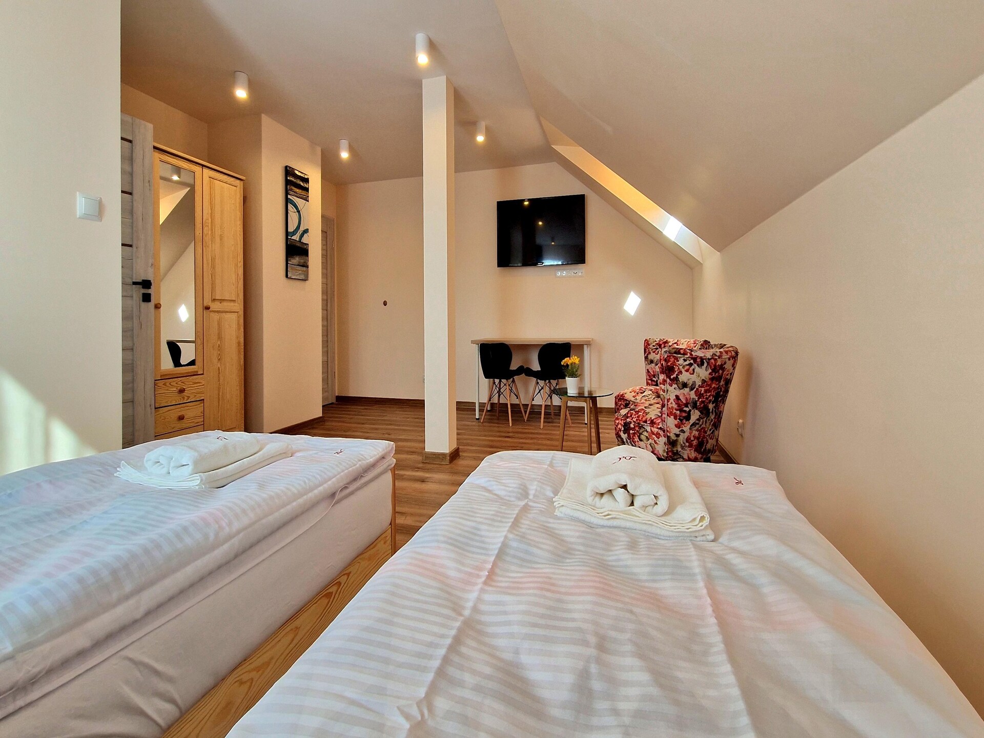 Ruim vakantiehuis met privézwembad voor 12 personen in het bergachtige Wiśniowa - foto 15