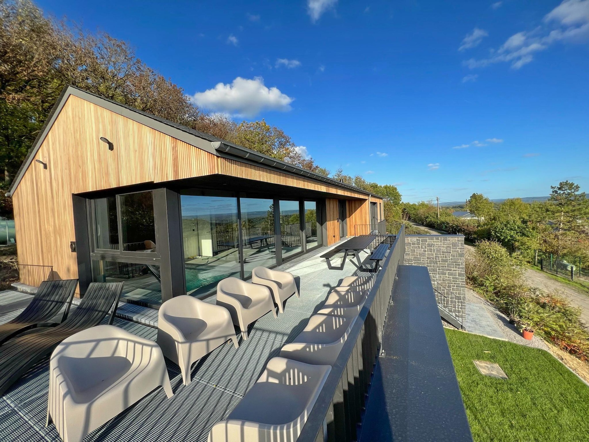 8-persoons vakantiehuis met binnenzwembad en panoramisch uitzicht in Septon - foto 1