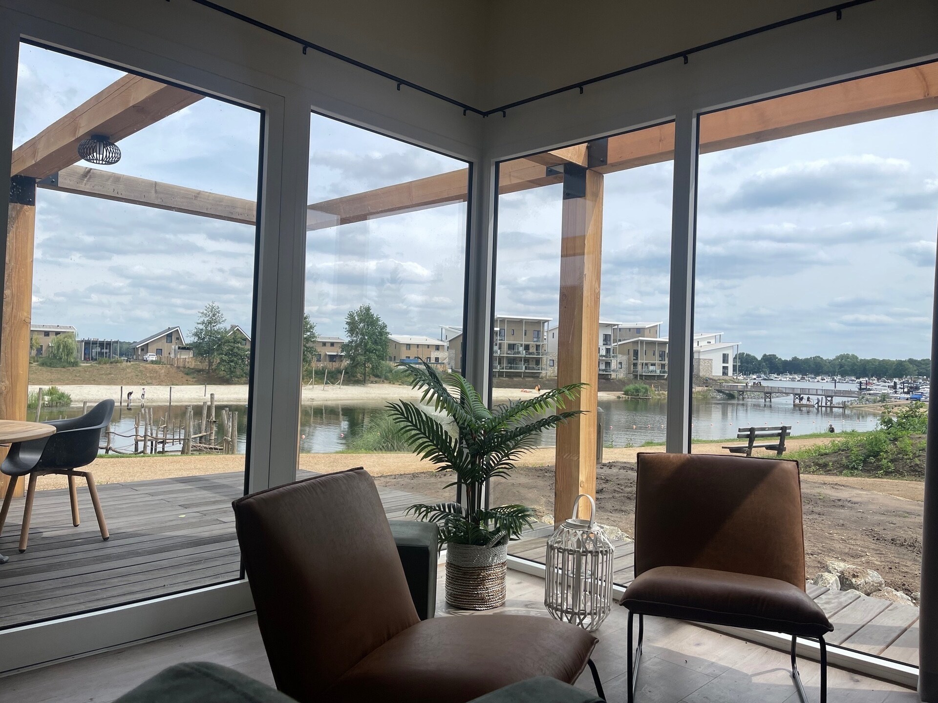 Luxe lodge aan het water op Vakantiepark Leukermeer voor 4 personen - foto 2