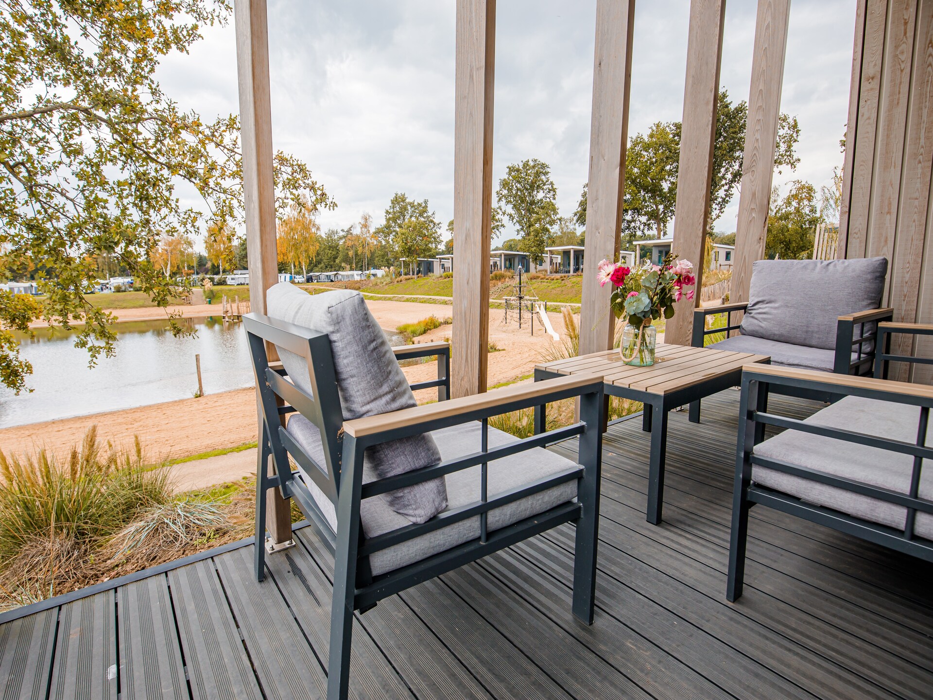 Sfeervol chalet met uitzicht op strand en haven op Vakantiepark Leukermeer - foto 8