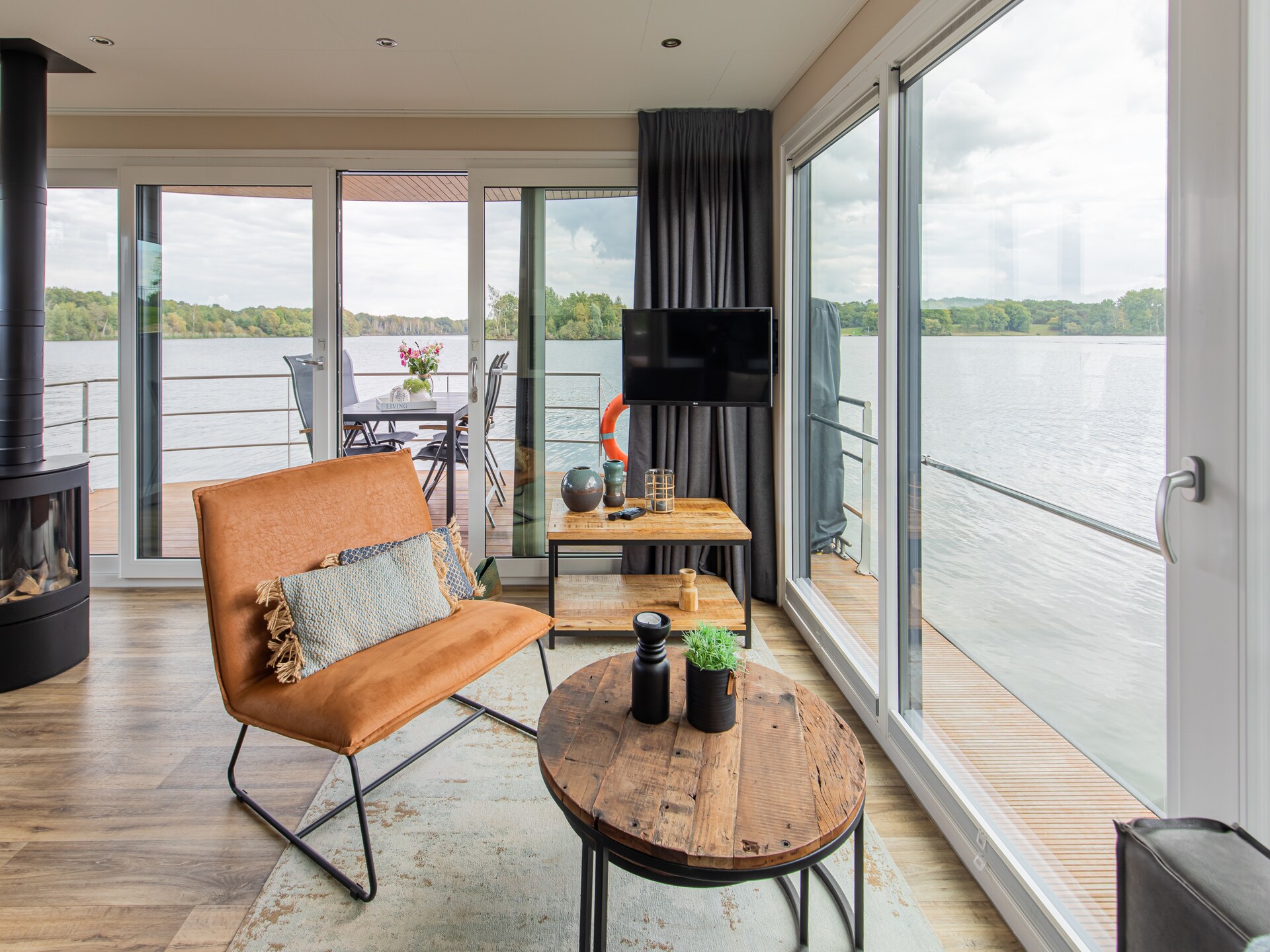 Luxe woonboot met panoramisch uitzicht op het Leukermeer in Well - foto 8