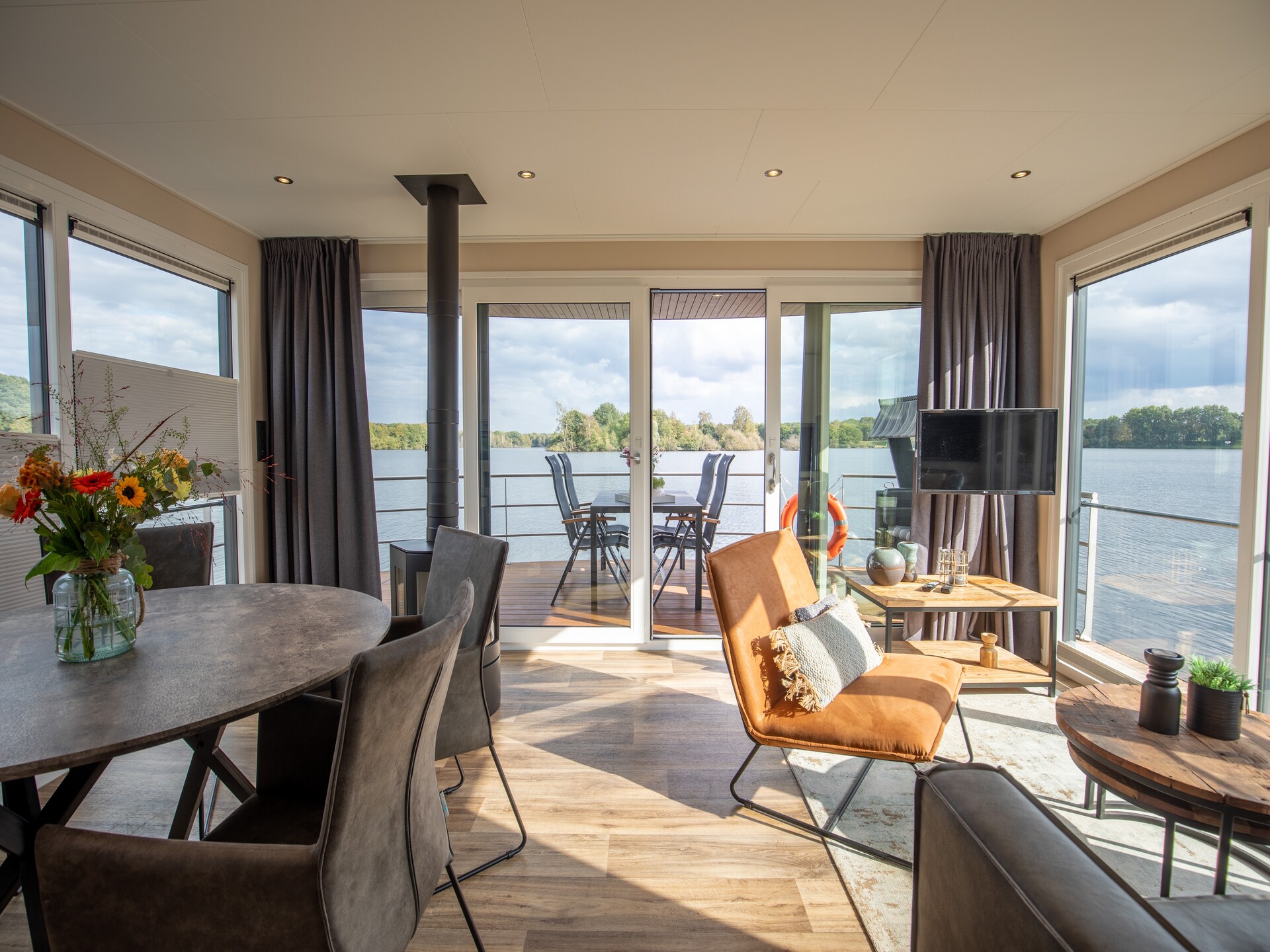Luxe woonboot met panoramisch uitzicht op het Leukermeer in Well - foto 15