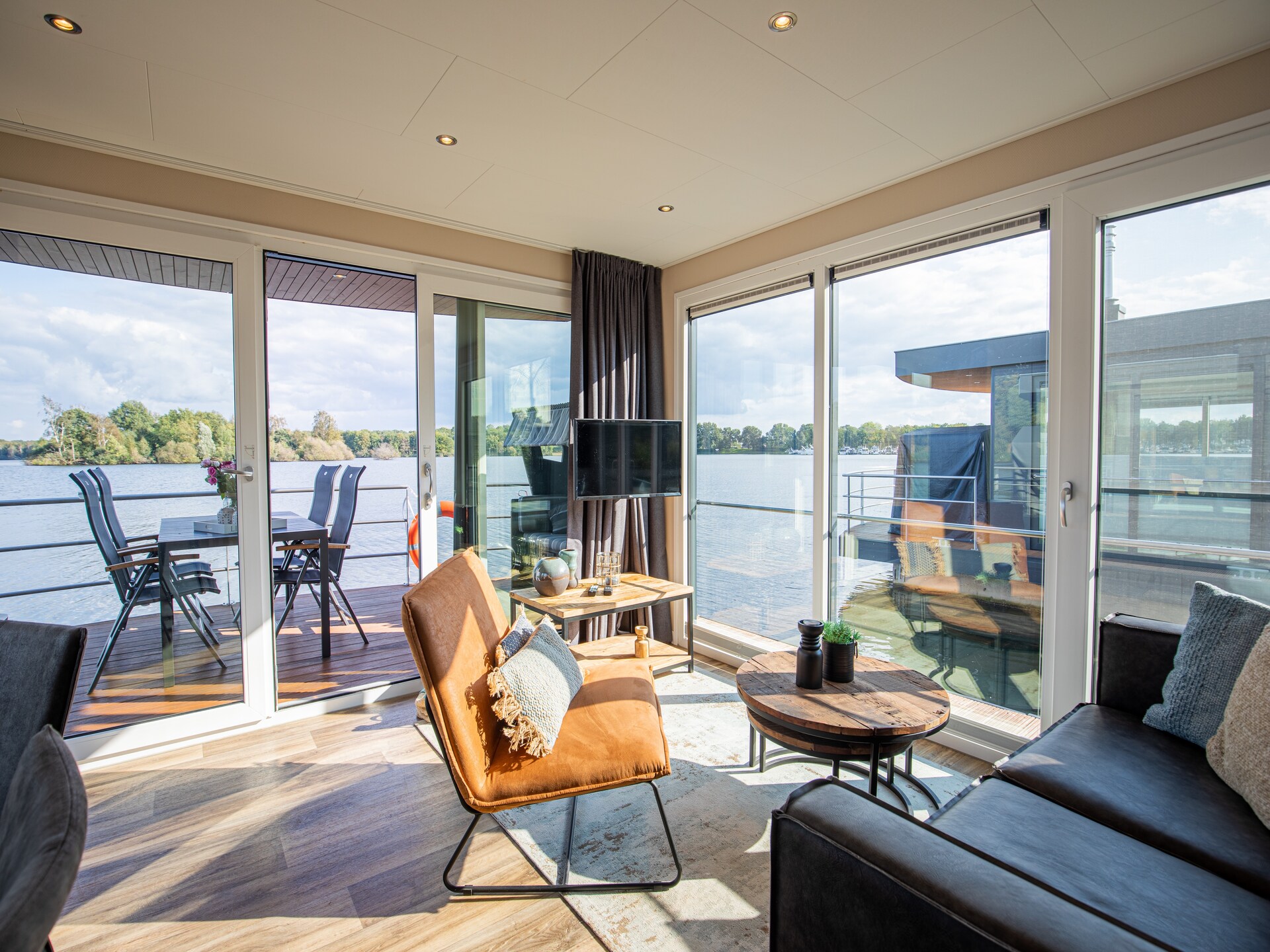 Luxe woonboot met panoramisch uitzicht op het Leukermeer in Well - foto 19