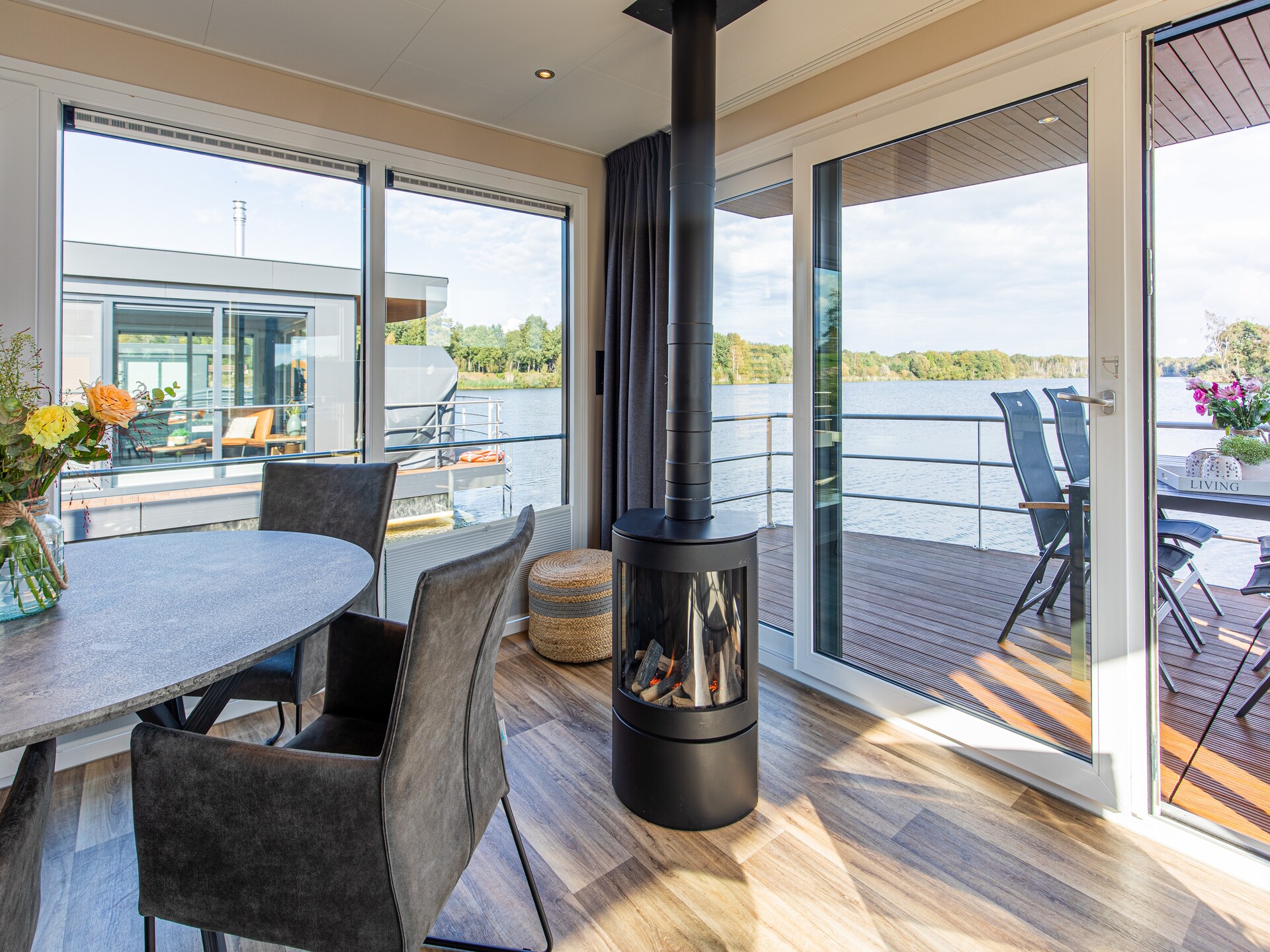 Luxe woonboot met panoramisch uitzicht op het Leukermeer in Well - foto 21