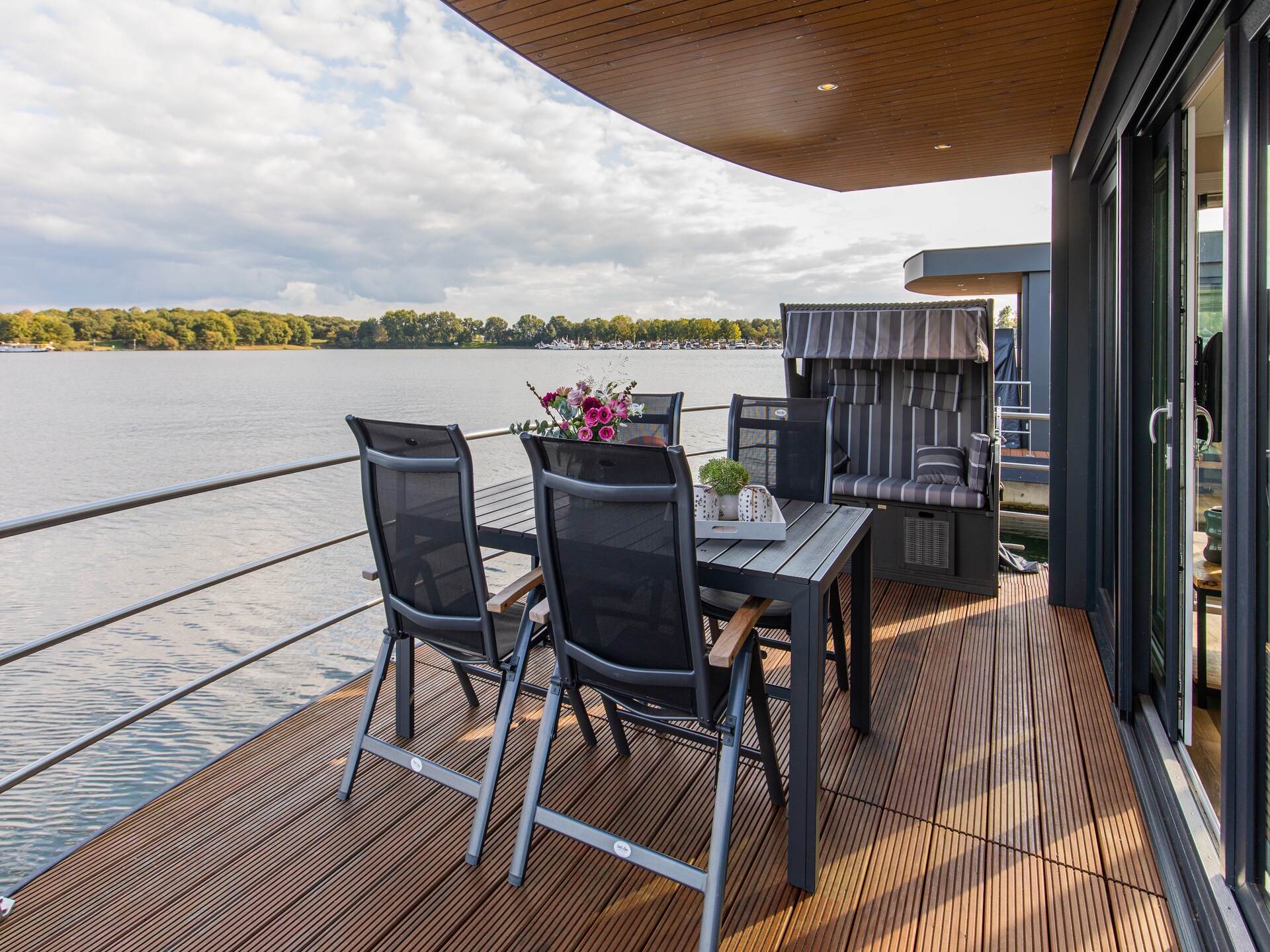 Luxe woonboot met panoramisch uitzicht op het Leukermeer in Well - foto 14