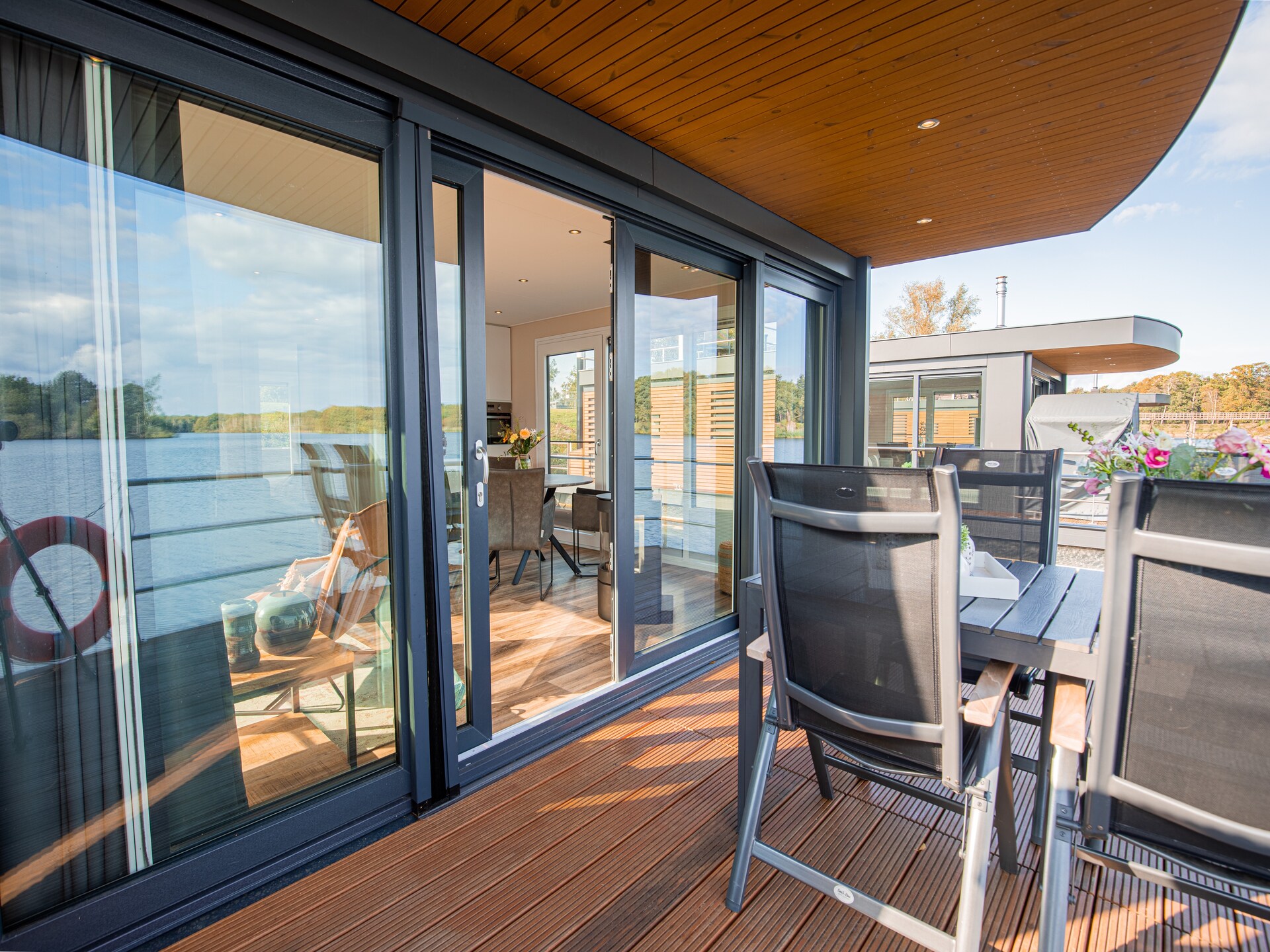 Luxe woonboot met panoramisch uitzicht op het Leukermeer in Well - foto 17