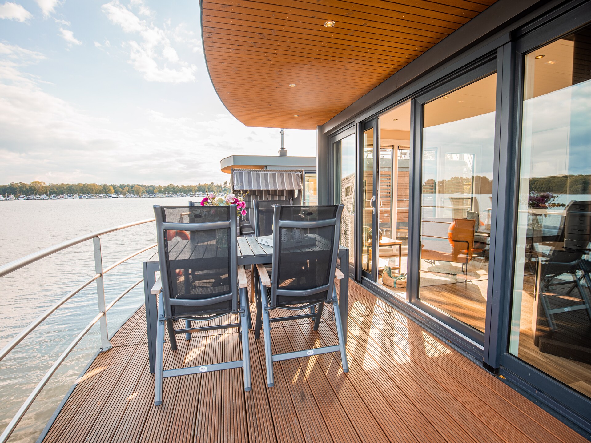Luxe woonboot met panoramisch uitzicht op het Leukermeer in Well - foto 24
