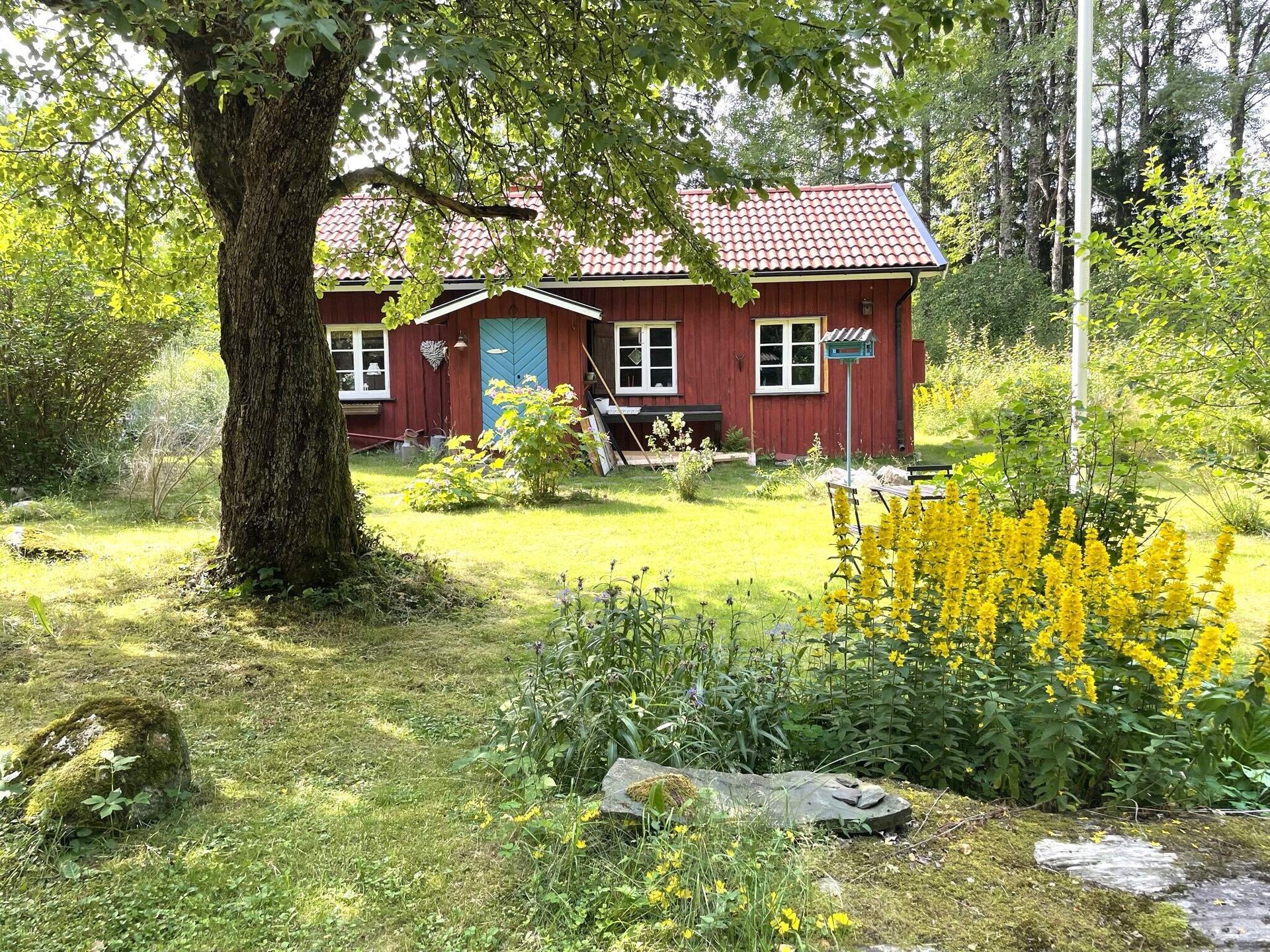 Charmant rood vakantiehuis bij bos en waterval in Uddevalla - foto 1