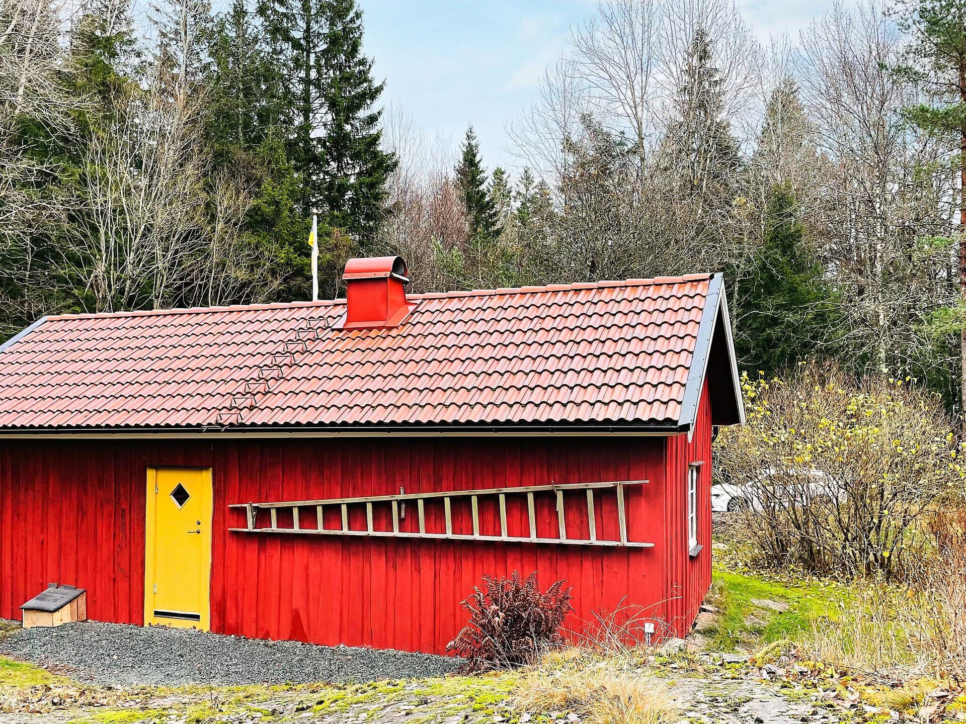 Charmant rood vakantiehuis bij bos en waterval in Uddevalla - foto 8
