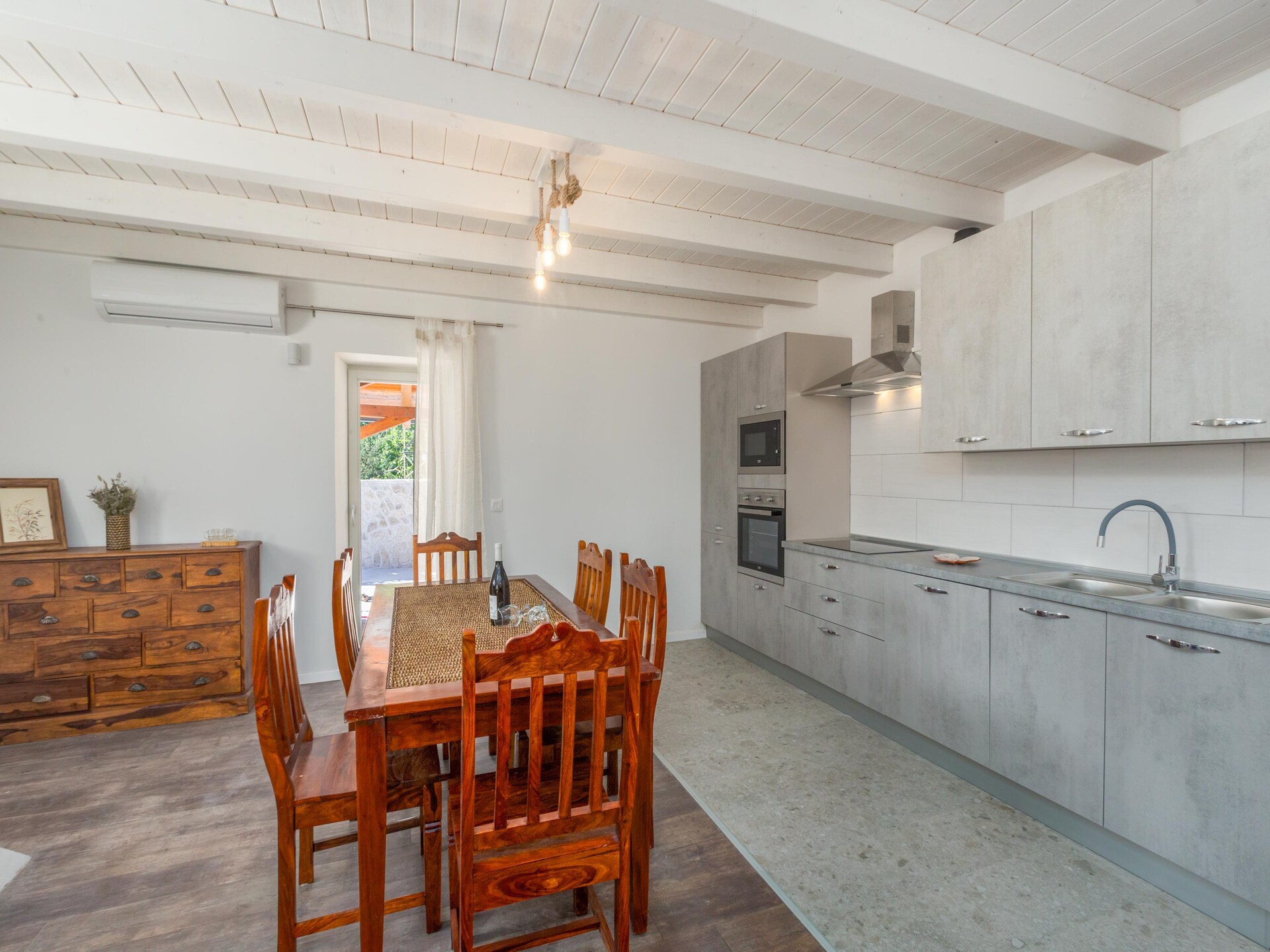 Privézwembad en luxe in Villa Rosa, centrum van Tinjan - foto 11