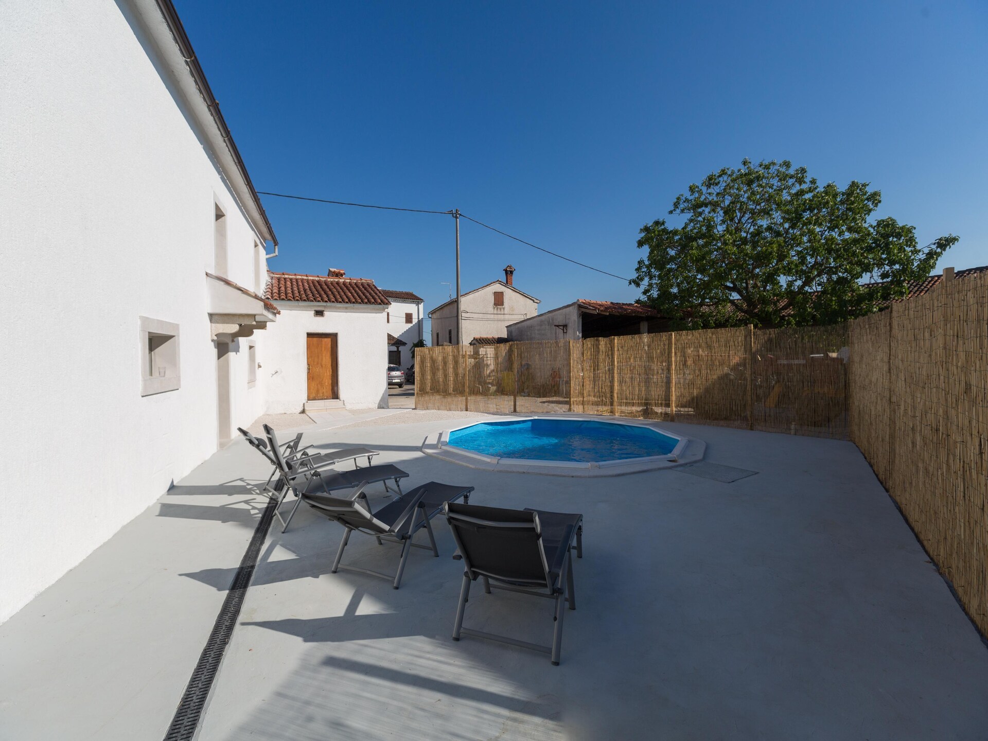 Privézwembad en luxe in Villa Rosa, centrum van Tinjan - foto 22