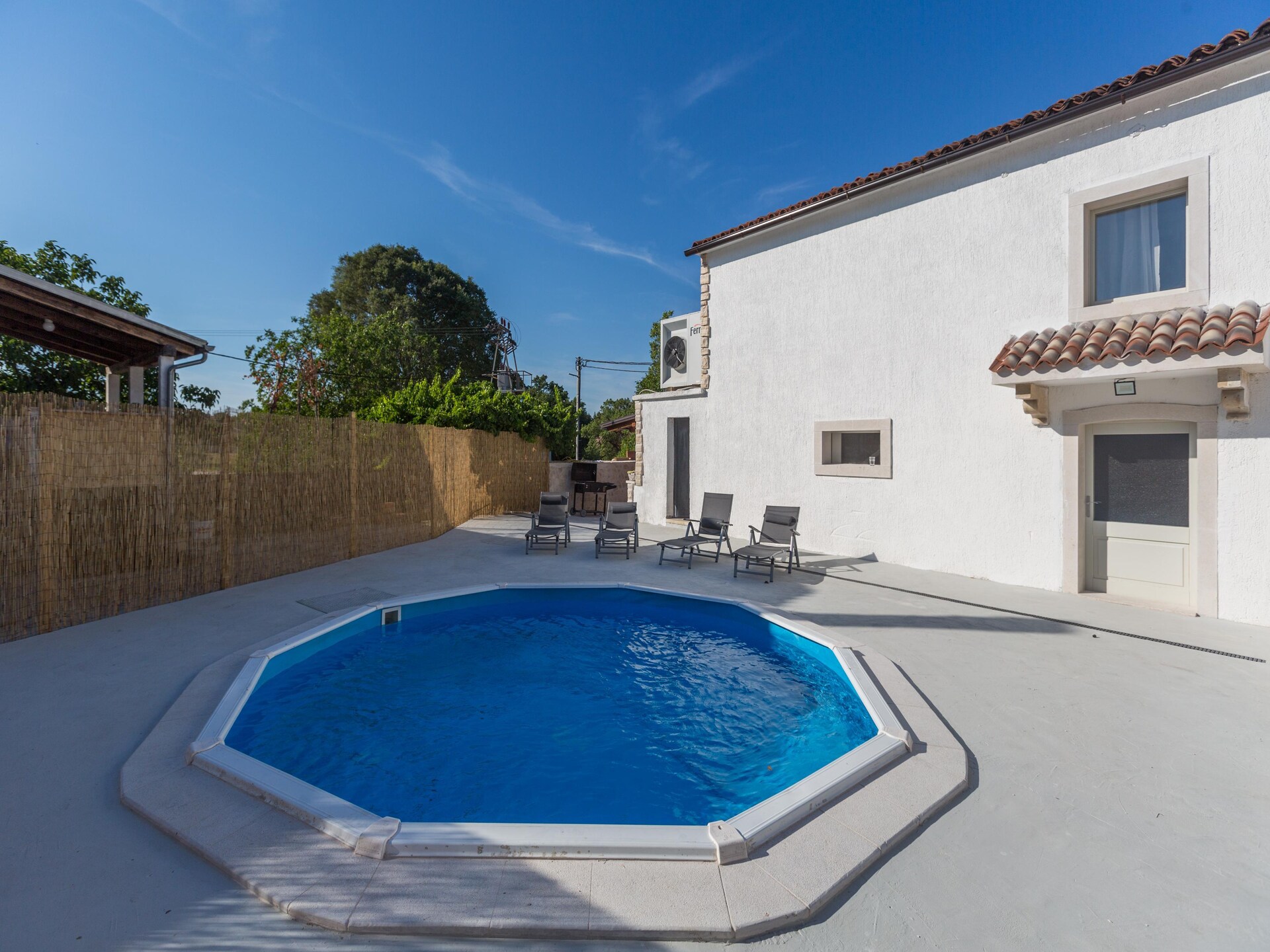 Privézwembad en luxe in Villa Rosa, centrum van Tinjan - foto 1