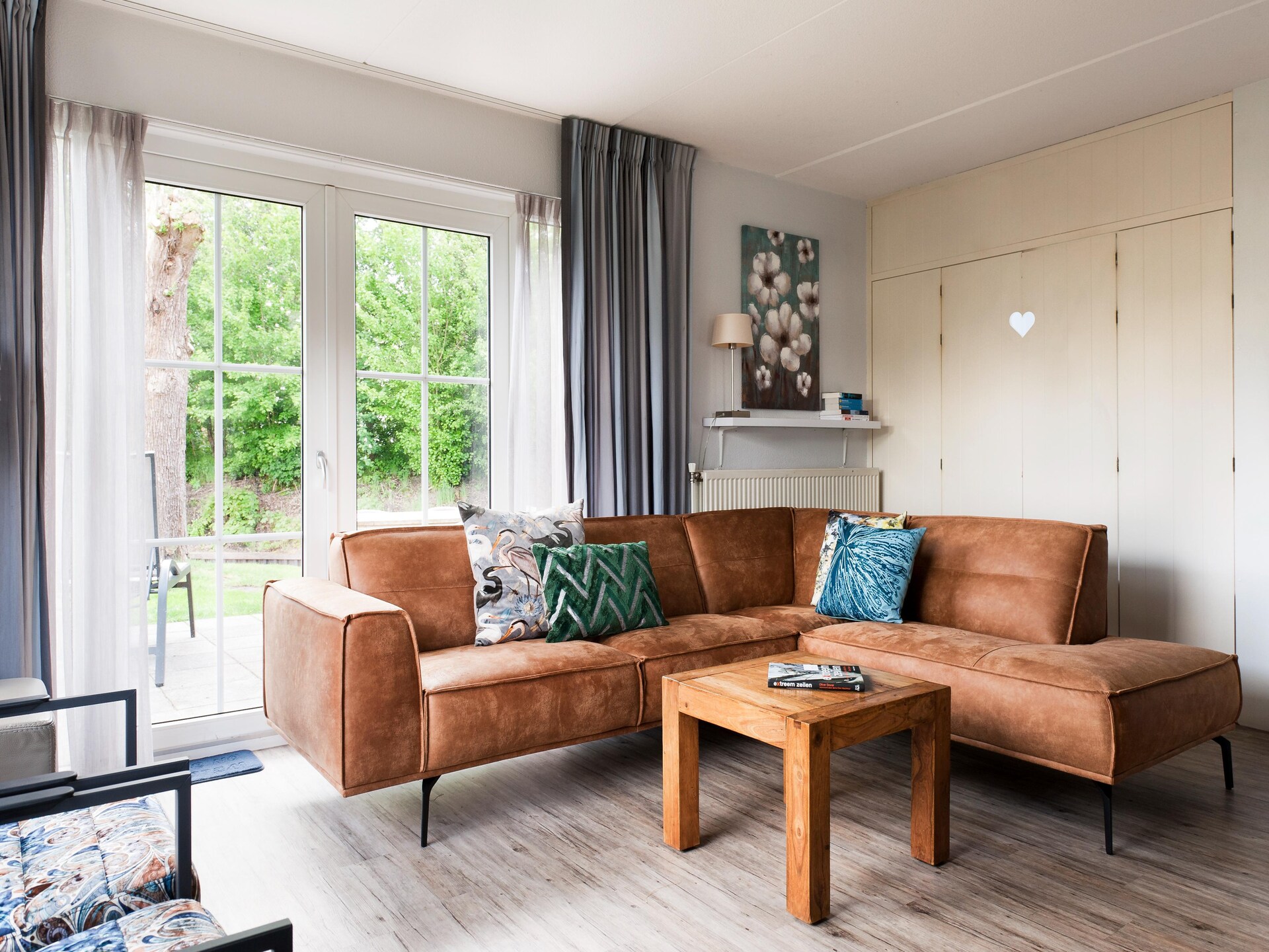 Luxe wellnessbungalow met sauna en buitenspa aan het water in hartje Friesland - foto 11