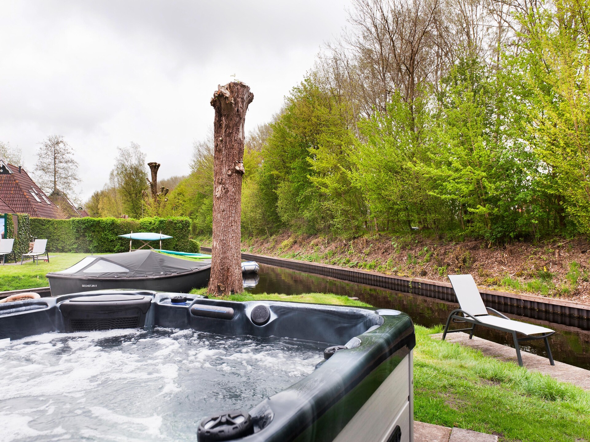 Luxe wellnessbungalow met sauna en buitenspa aan het water in hartje Friesland - foto 5