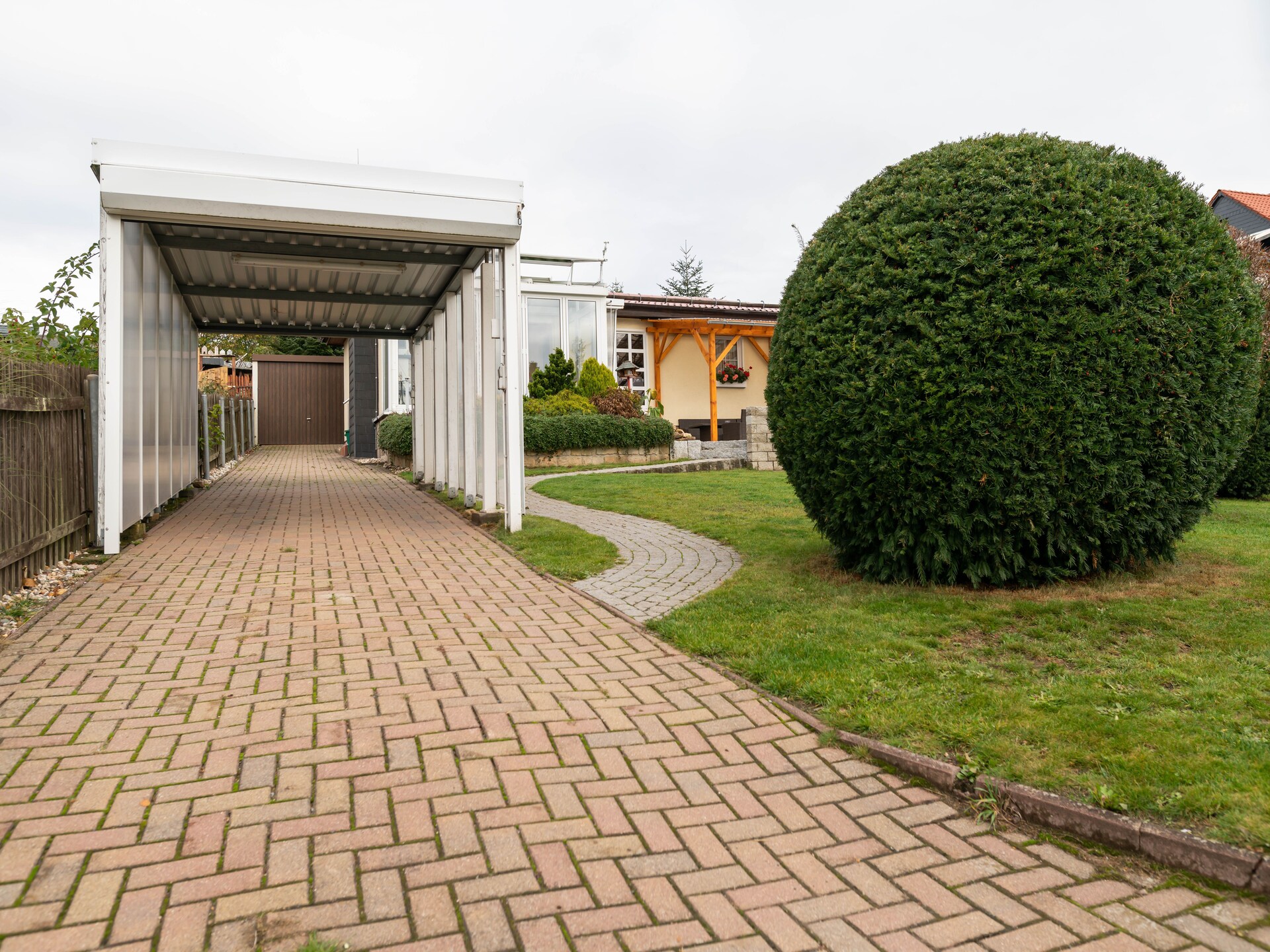 Bosrijke vrijstaande bungalow met serre, open haard en omheinde tuin in Friedrichsbrunn - foto 24