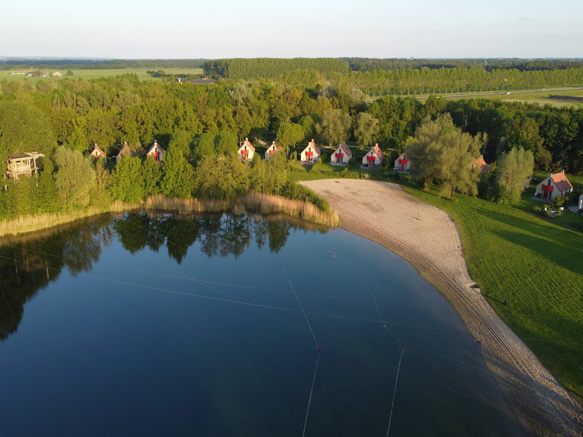 Vrijstaand vakantiehuis op 't Broeckhuys, aan recreatiemeer in Ewijk - foto 18