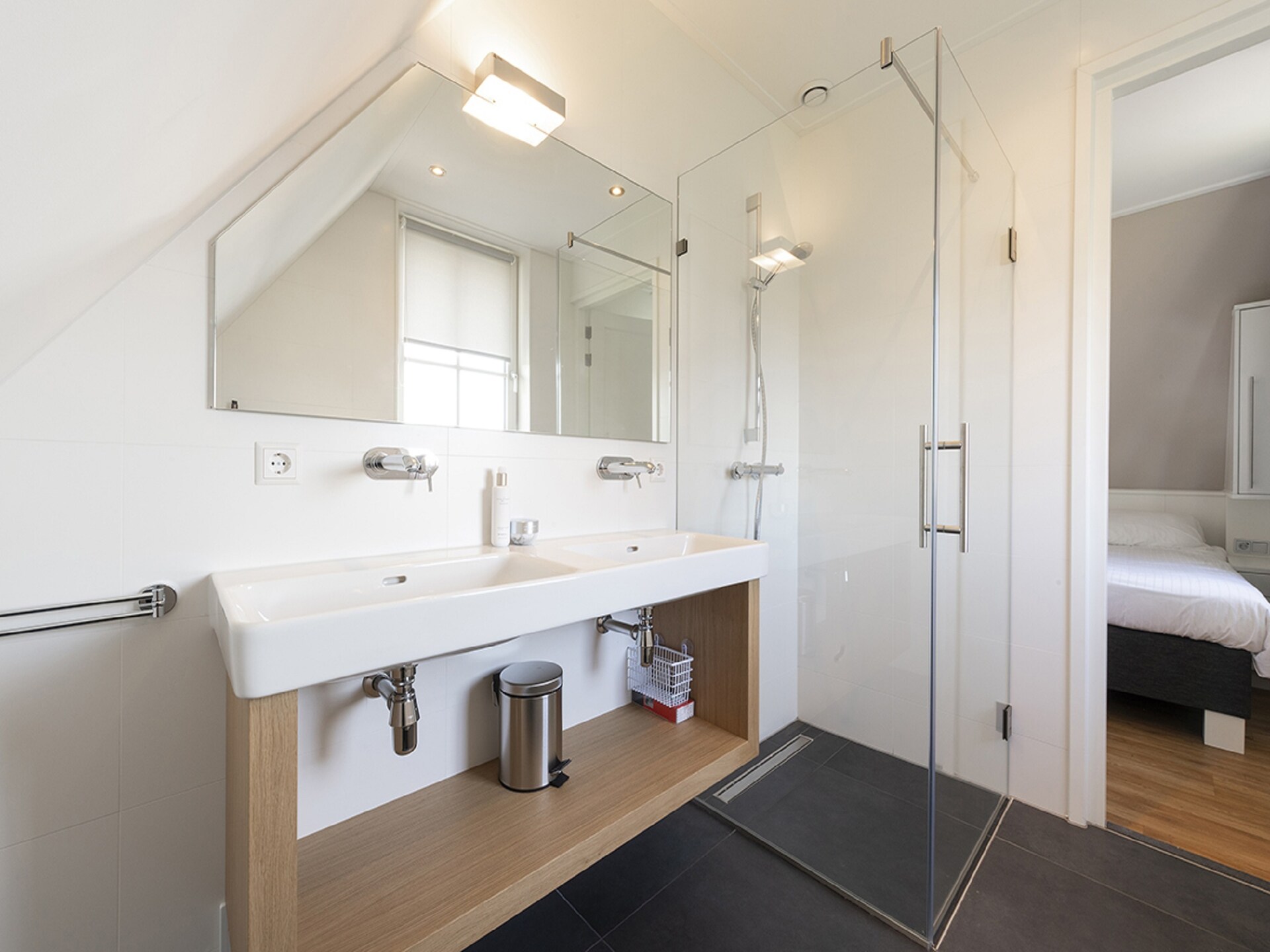 Luxe villa aan het Tjeukemeer met steiger en huisdierenvriendelijke omgeving - foto 15