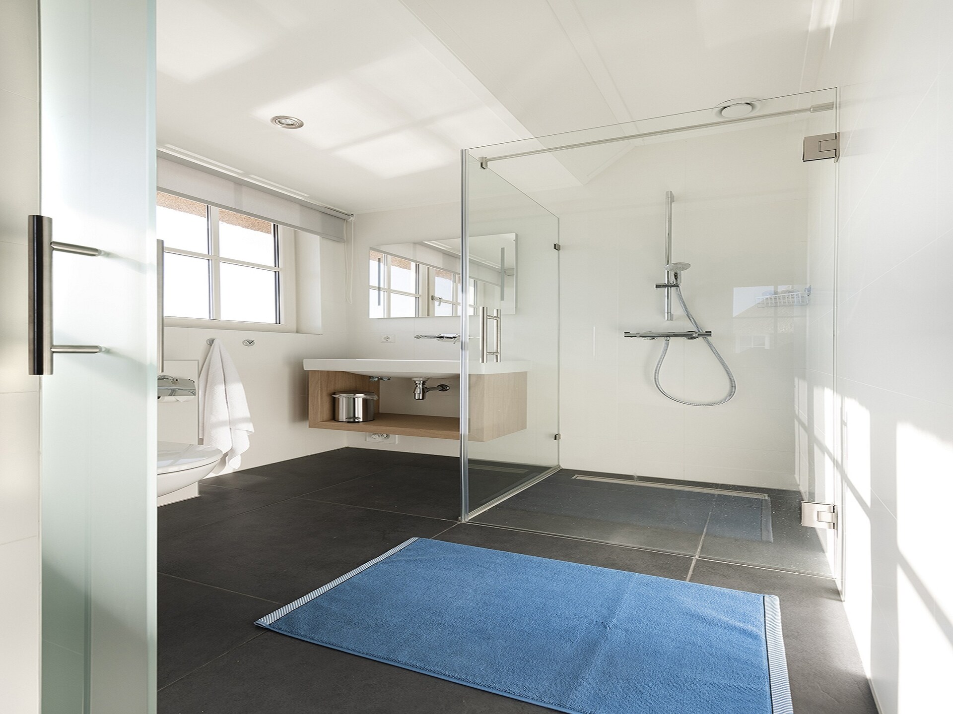 Luxe villa aan het Tjeukemeer met steiger en huisdierenvriendelijke omgeving - foto 16