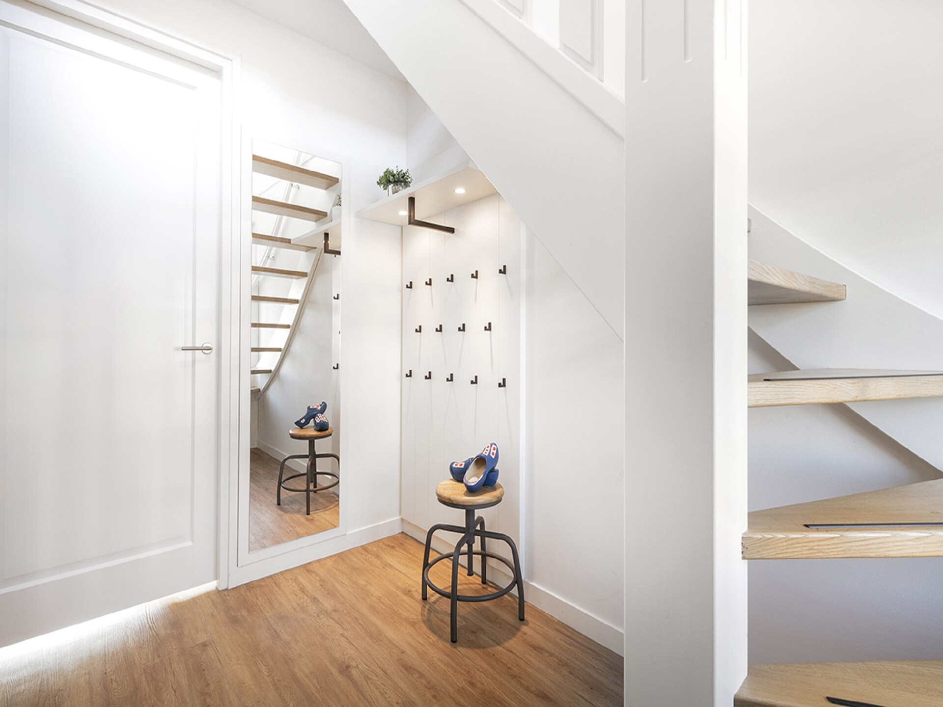 Luxe villa aan het Tjeukemeer met steiger en huisdierenvriendelijke omgeving - foto 19