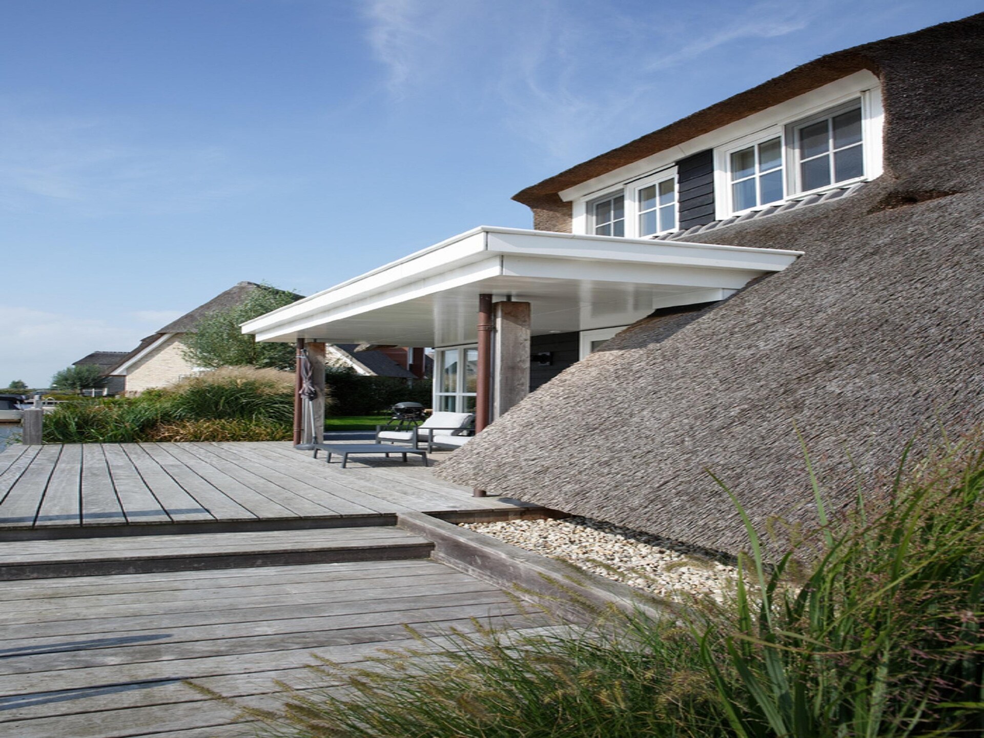Luxe villa aan het Tjeukemeer met steiger en huisdierenvriendelijke omgeving - foto 20