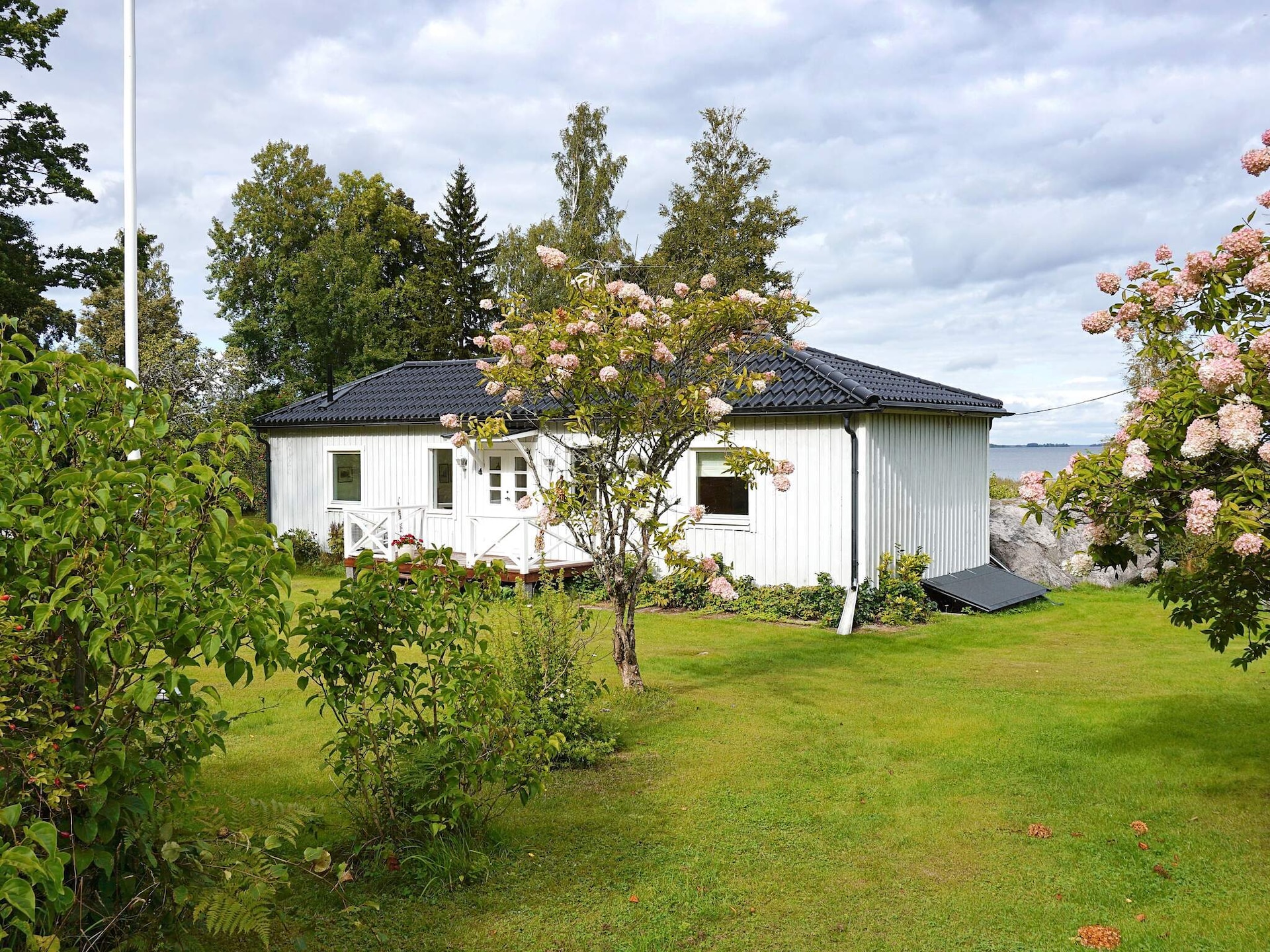 Vrijstaand vakantiehuis direct aan het Hjälmaren meer met privé roeiboot - foto 7
