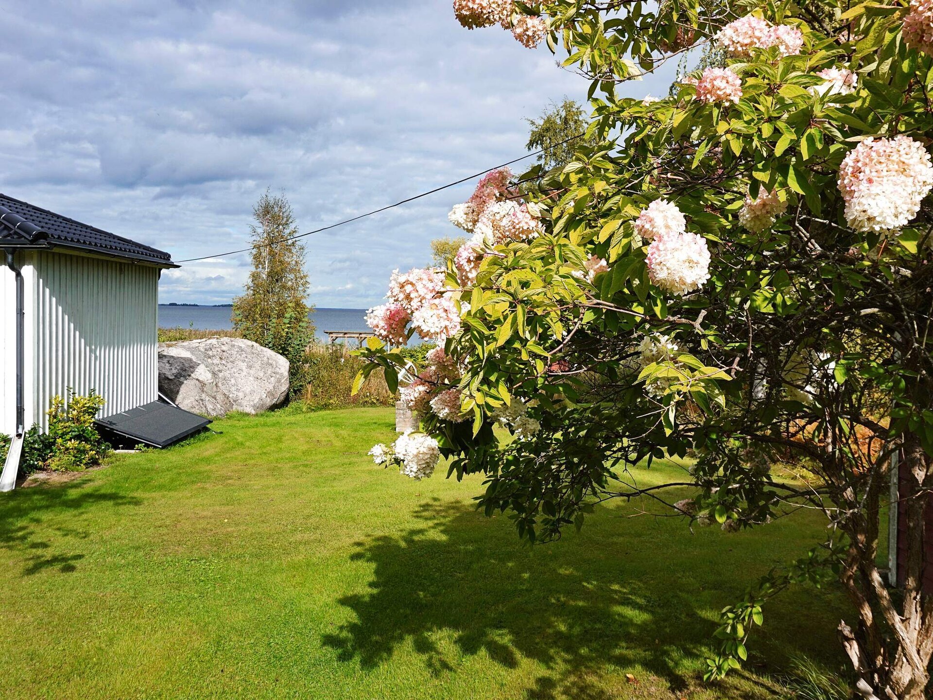 Vrijstaand vakantiehuis direct aan het Hjälmaren meer met privé roeiboot - foto 8