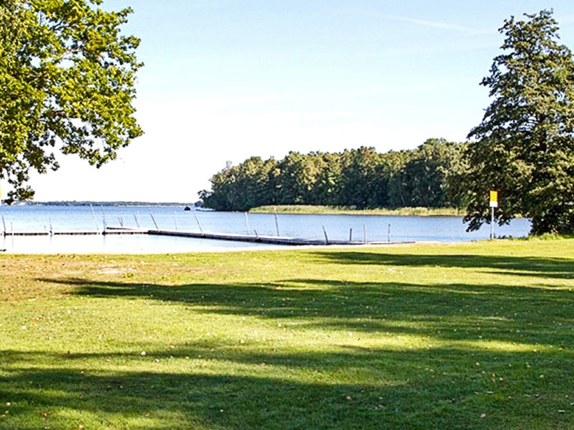 Vrijstaand vakantiehuis direct aan het Hjälmaren meer met privé roeiboot - foto 16