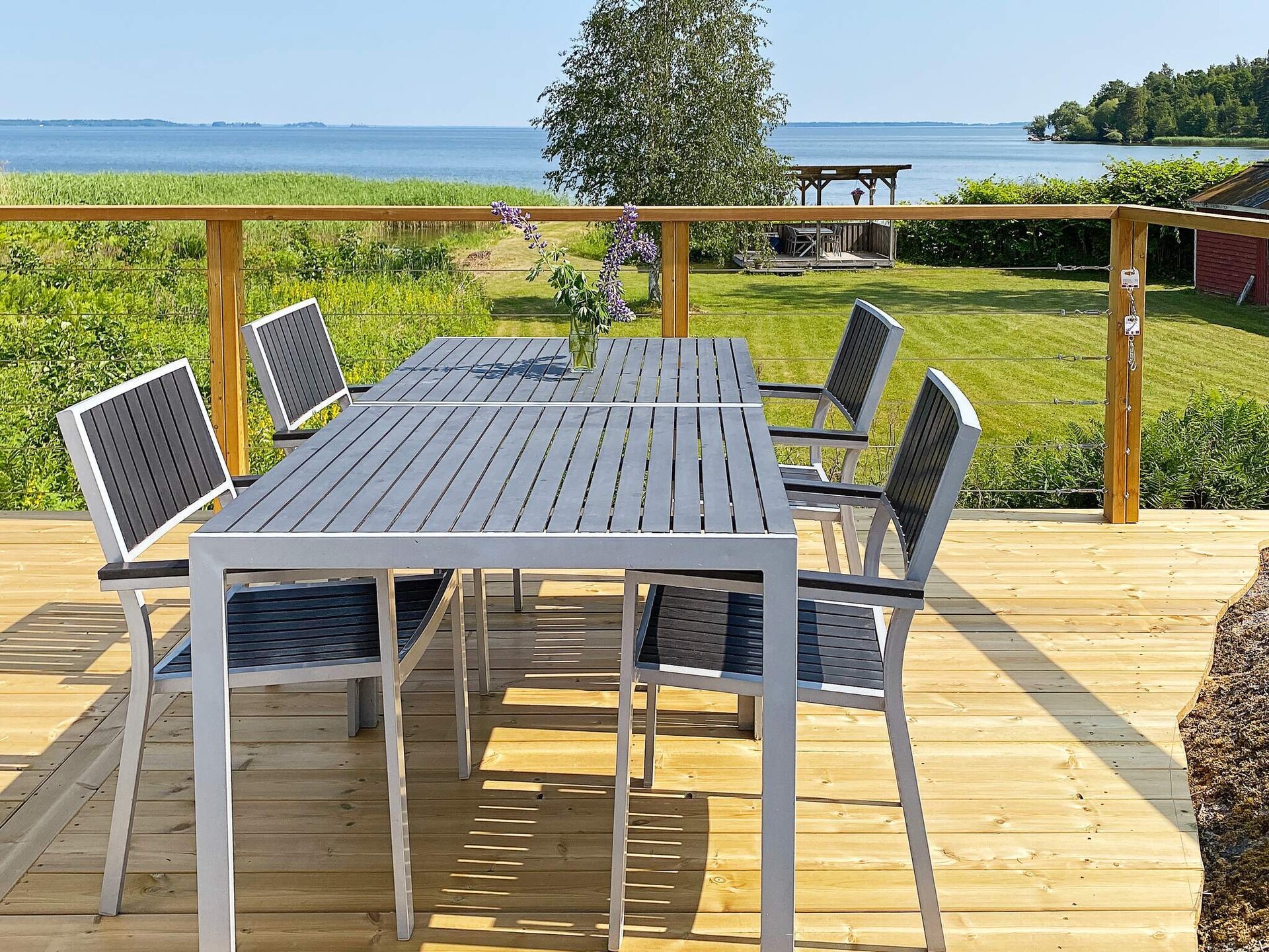 Vrijstaand vakantiehuis direct aan het Hjälmaren meer met privé roeiboot - foto 1