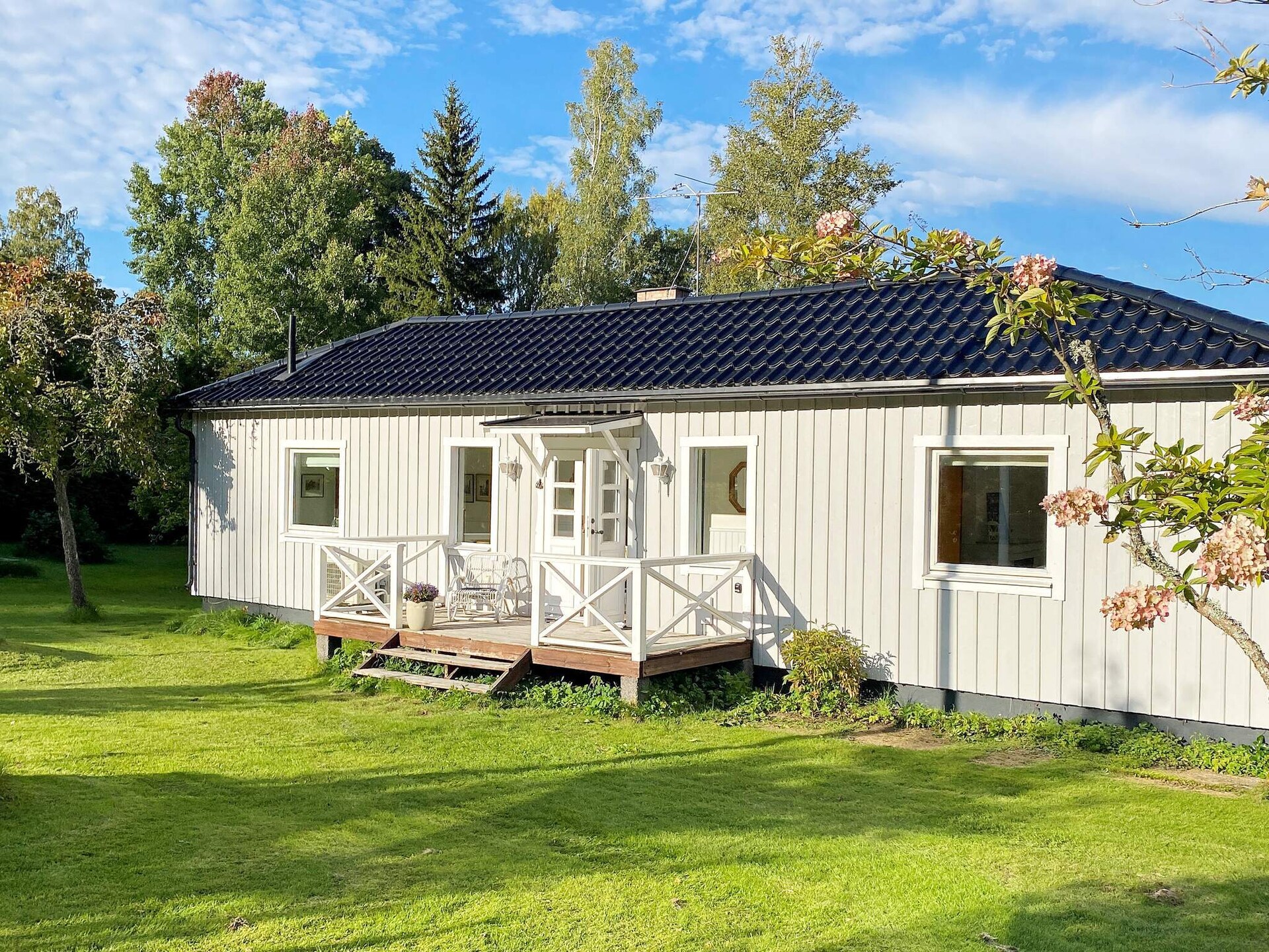 Vrijstaand vakantiehuis direct aan het Hjälmaren meer met privé roeiboot - foto 2