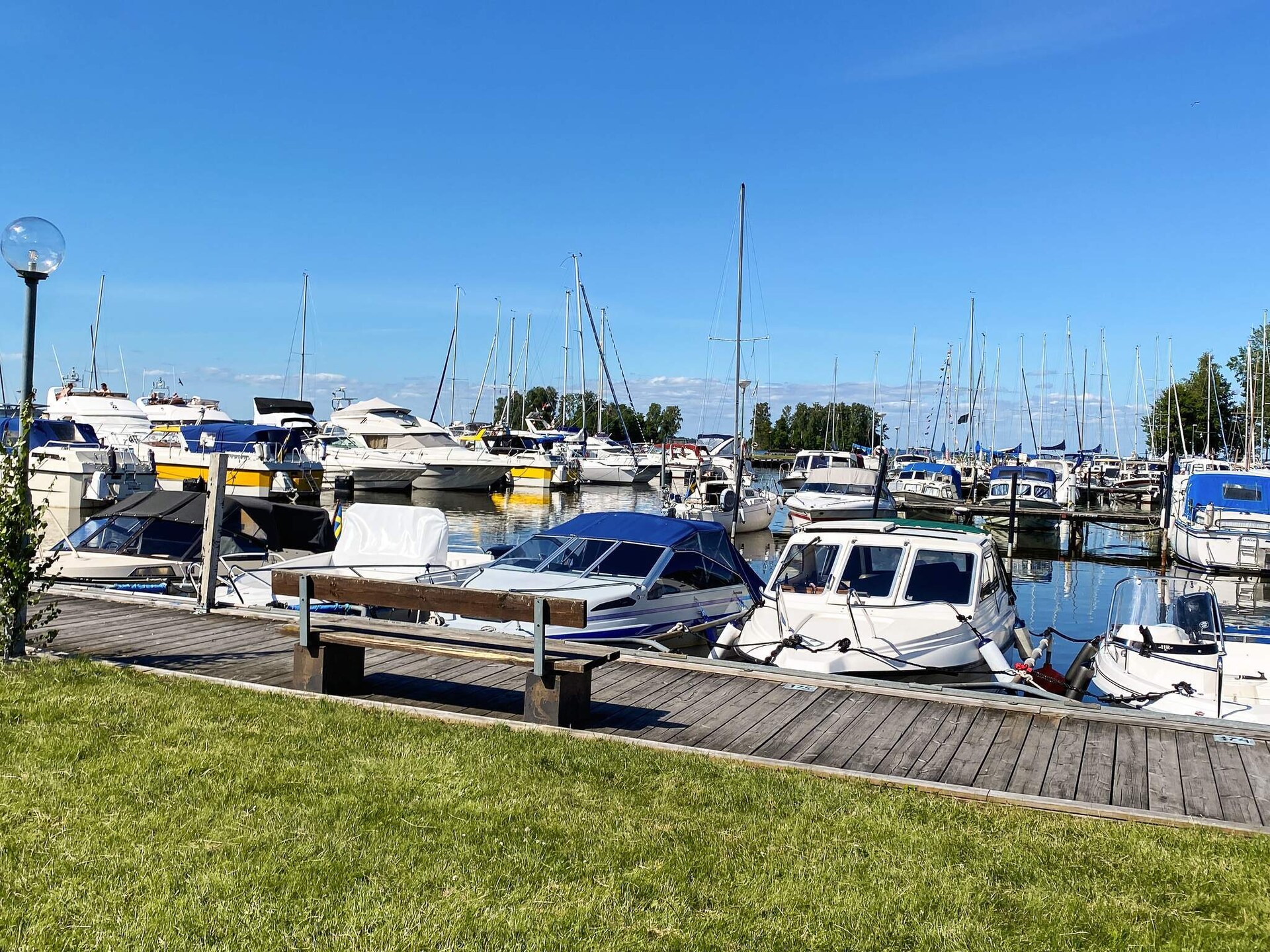 Vrijstaand vakantiehuis direct aan het Hjälmaren meer met privé roeiboot - foto 11