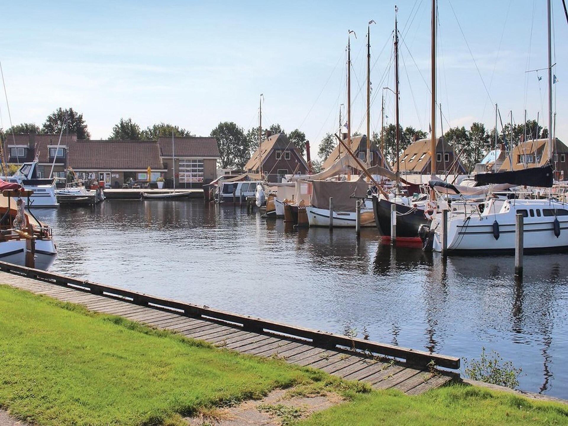 Modern chalet aan water met luxe vlonderterras in Friesland - foto 14