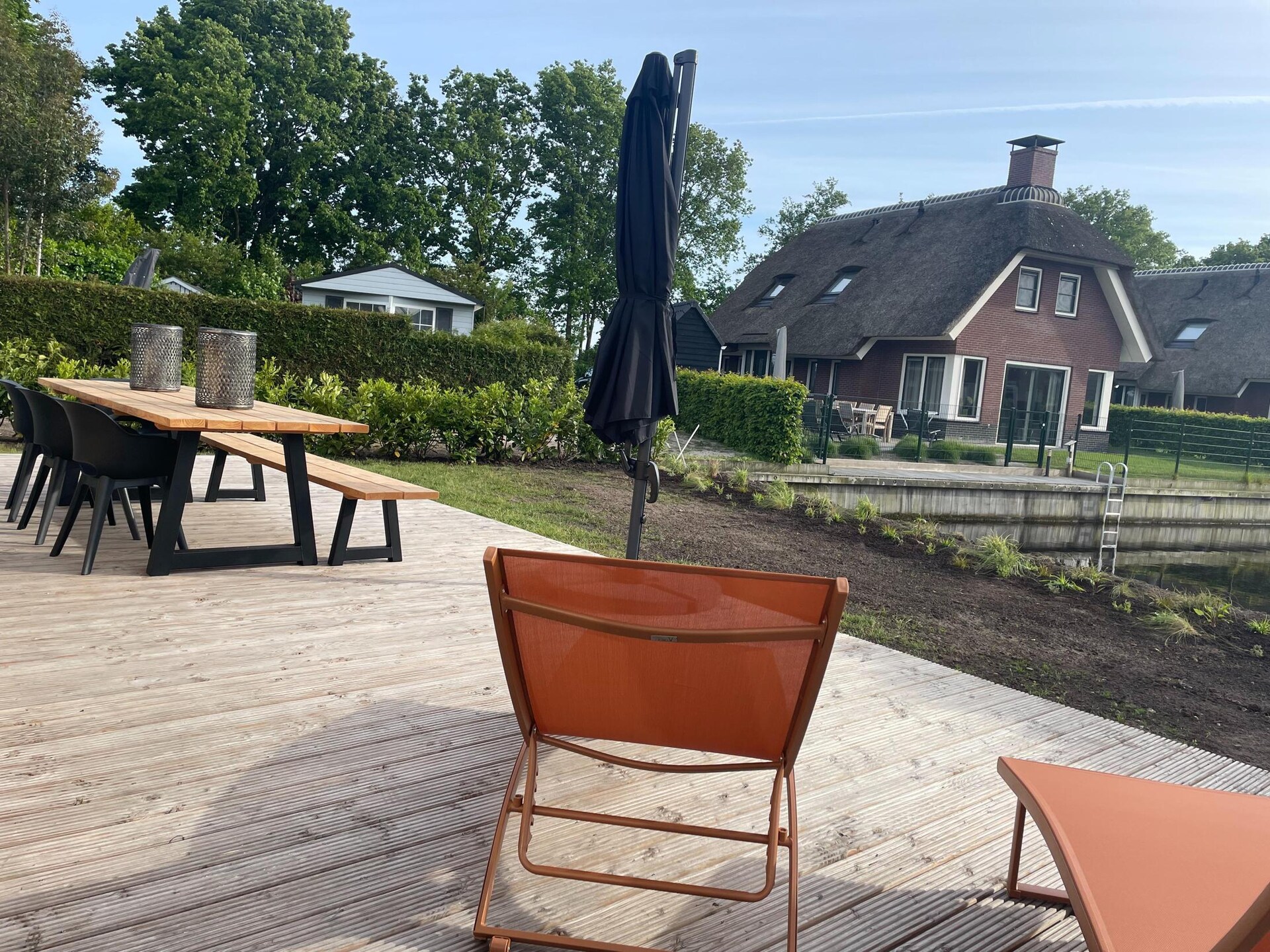 Modern chalet aan water met luxe vlonderterras in Friesland - foto 7