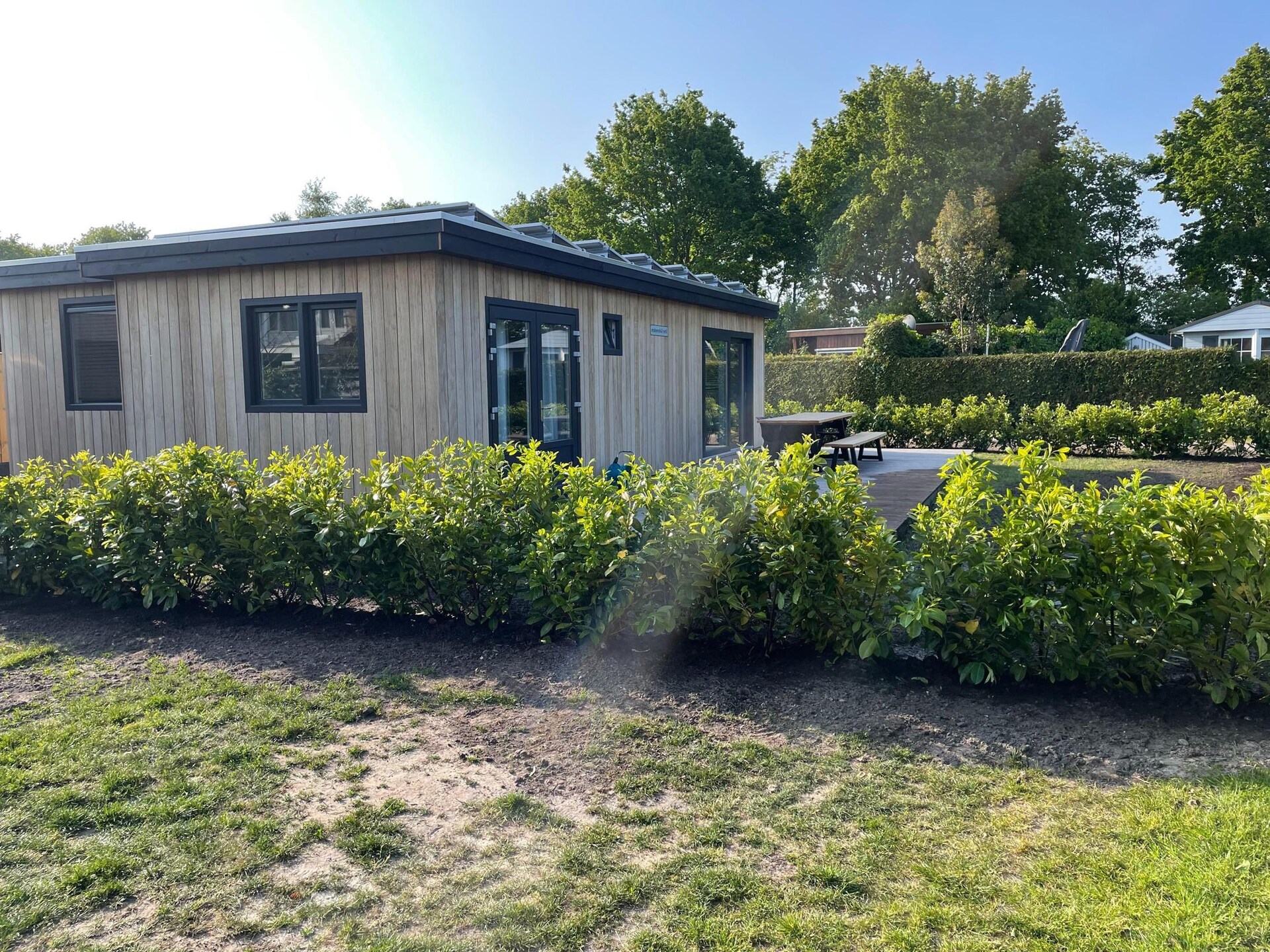 Modern chalet aan water met luxe vlonderterras in Friesland - foto 15