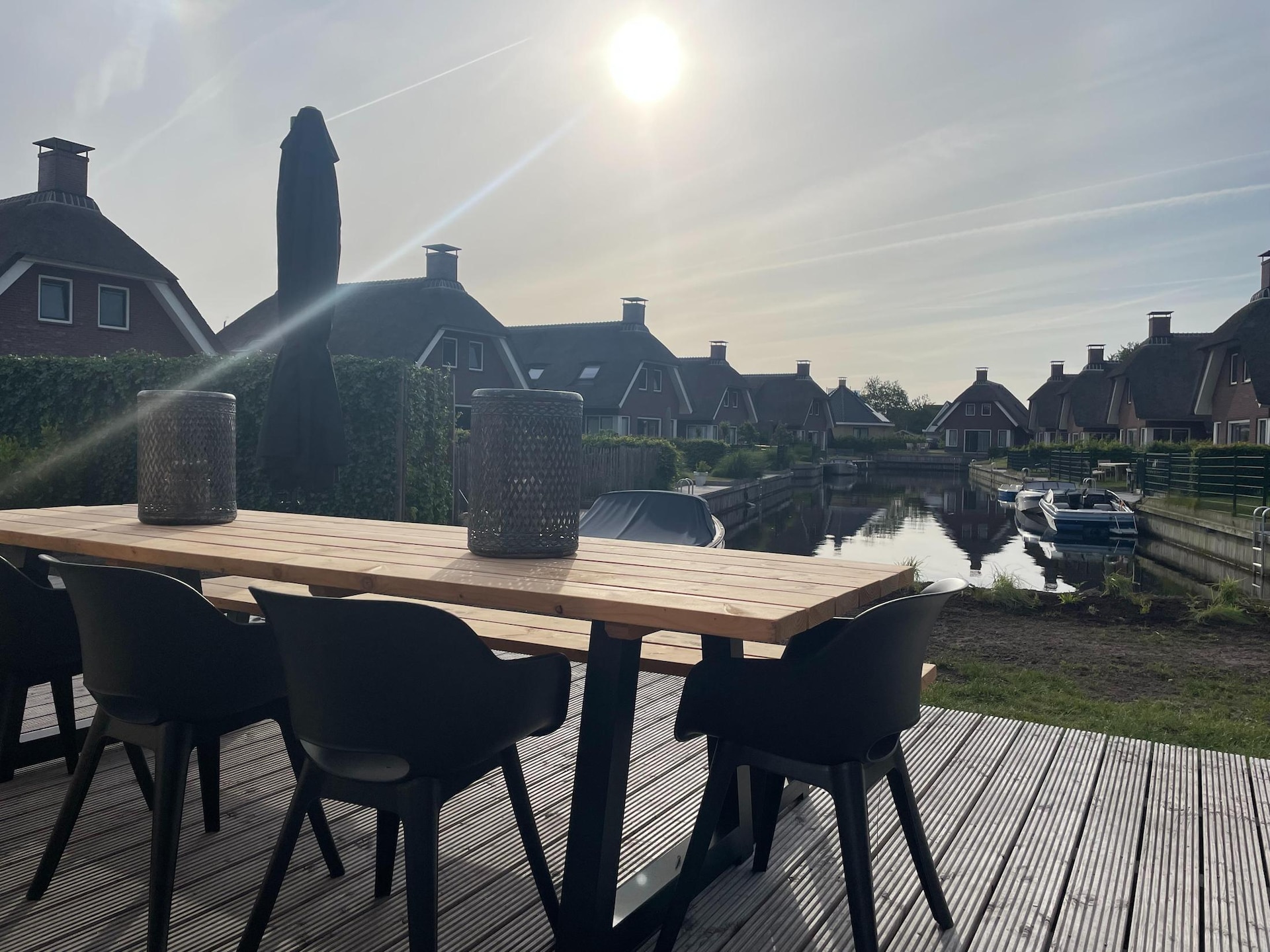 Modern chalet aan water met luxe vlonderterras in Friesland - foto 12