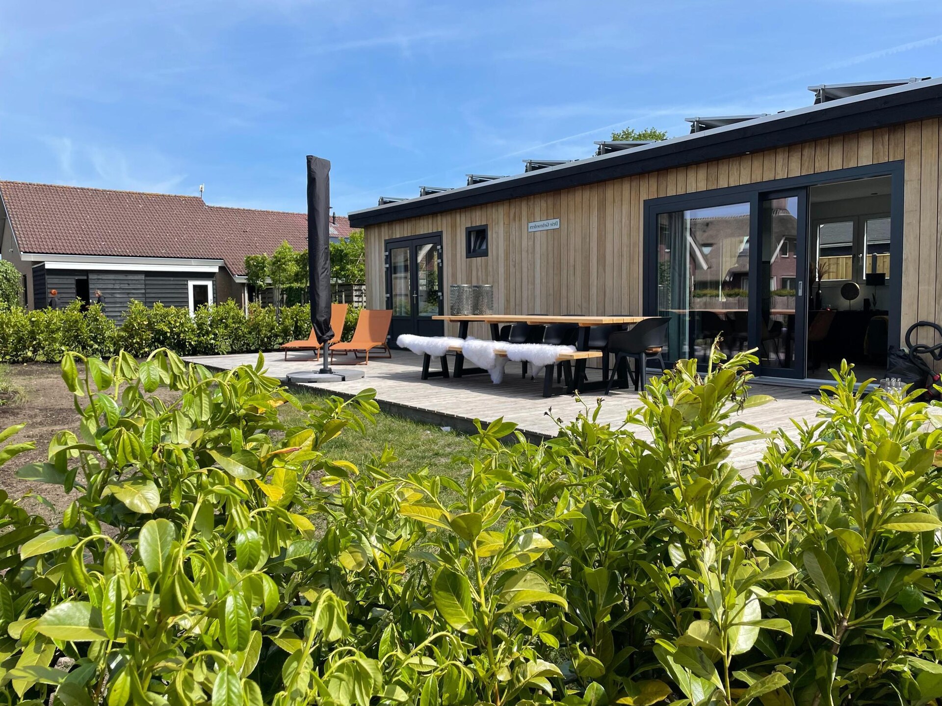 Modern chalet aan water met luxe vlonderterras in Friesland - foto 8