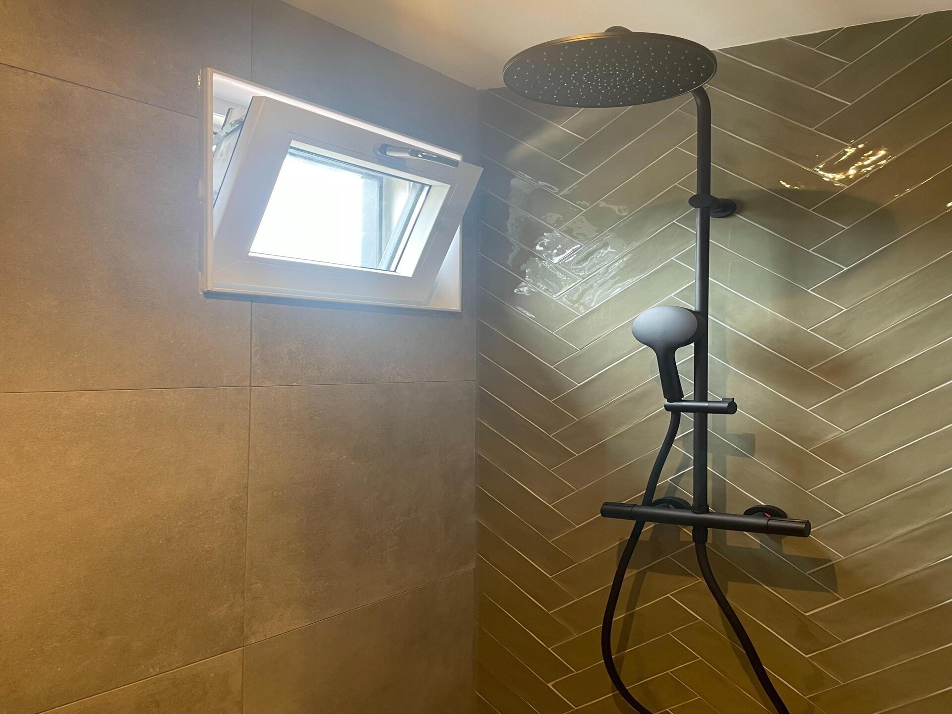 Modern chalet aan water met luxe vlonderterras in Friesland - foto 9