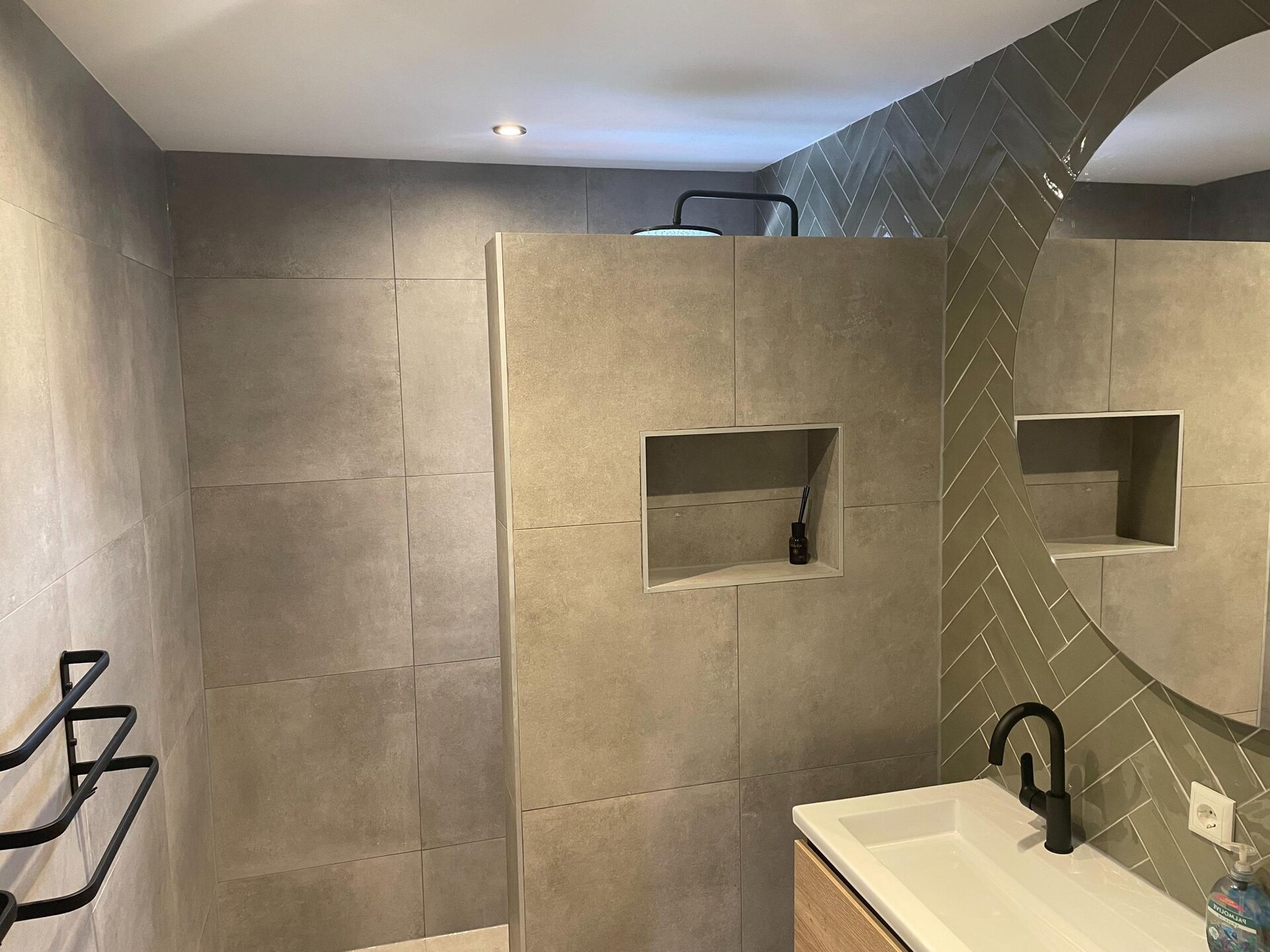 Modern chalet aan water met luxe vlonderterras in Friesland - foto 11
