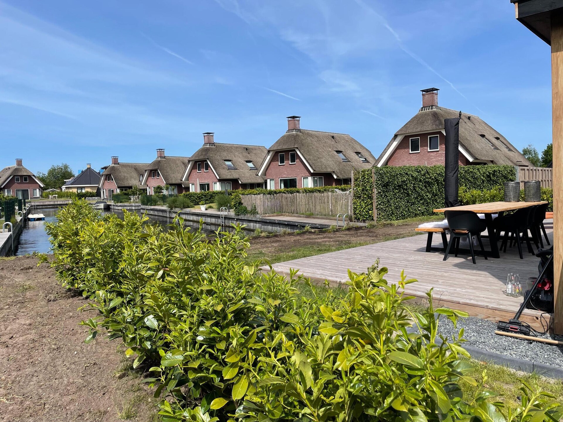 Modern chalet aan water met luxe vlonderterras in Friesland - foto 10