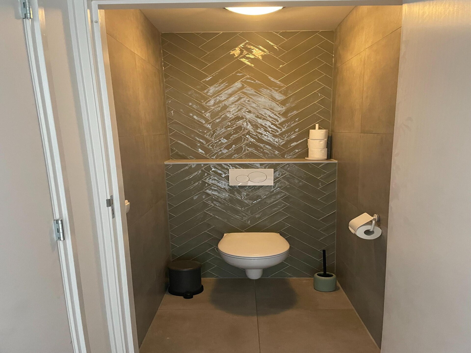 Modern chalet aan water met luxe vlonderterras in Friesland - foto 13
