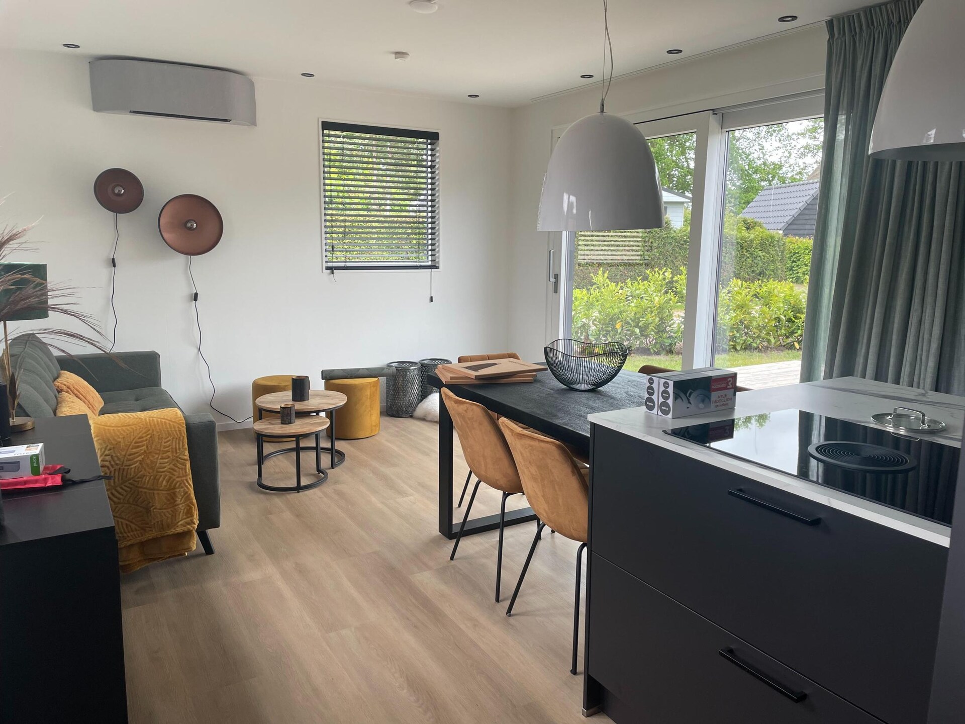 Modern chalet aan water met luxe vlonderterras in Friesland - foto 6