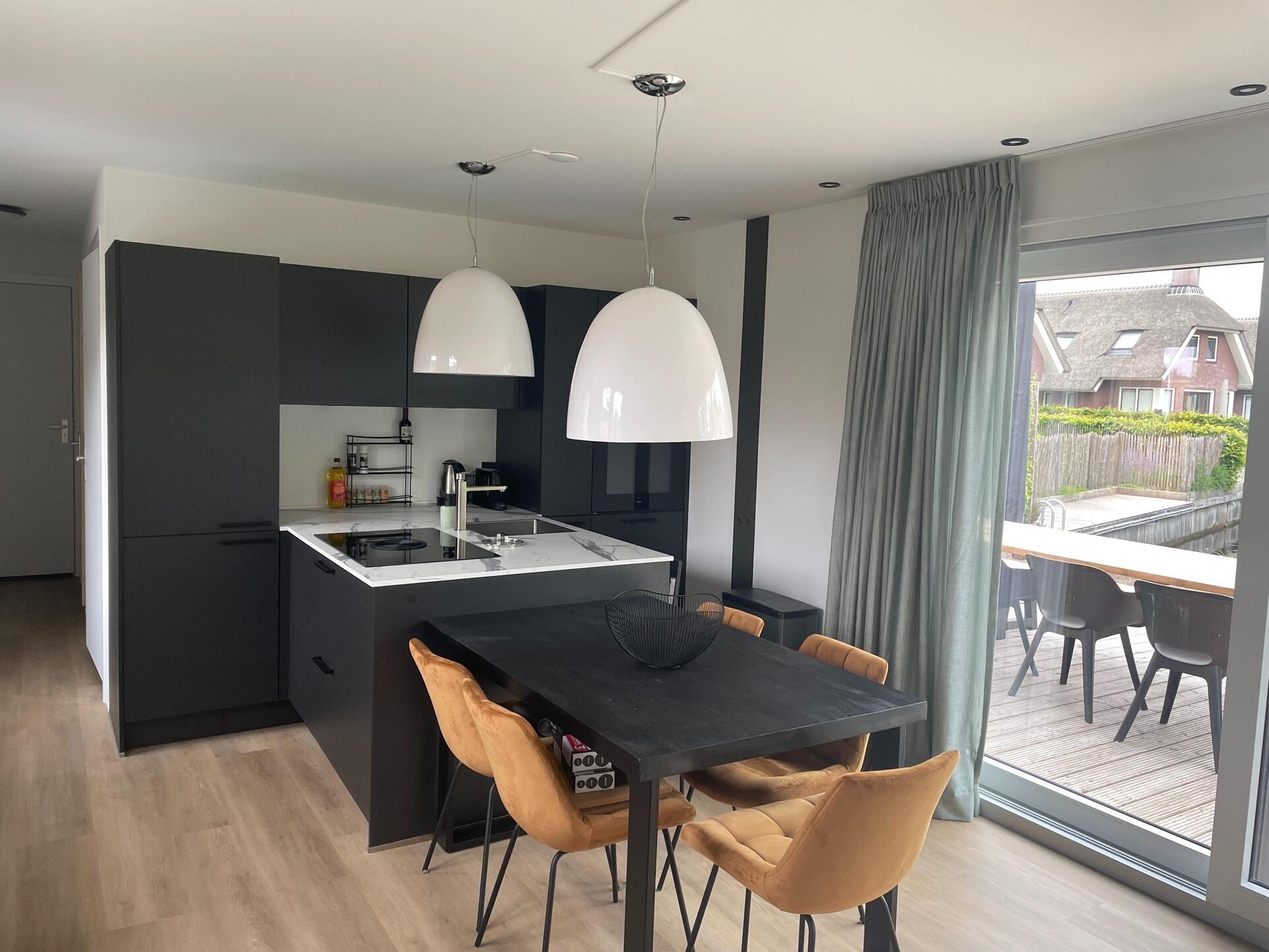 Modern chalet aan water met luxe vlonderterras in Friesland - foto 2