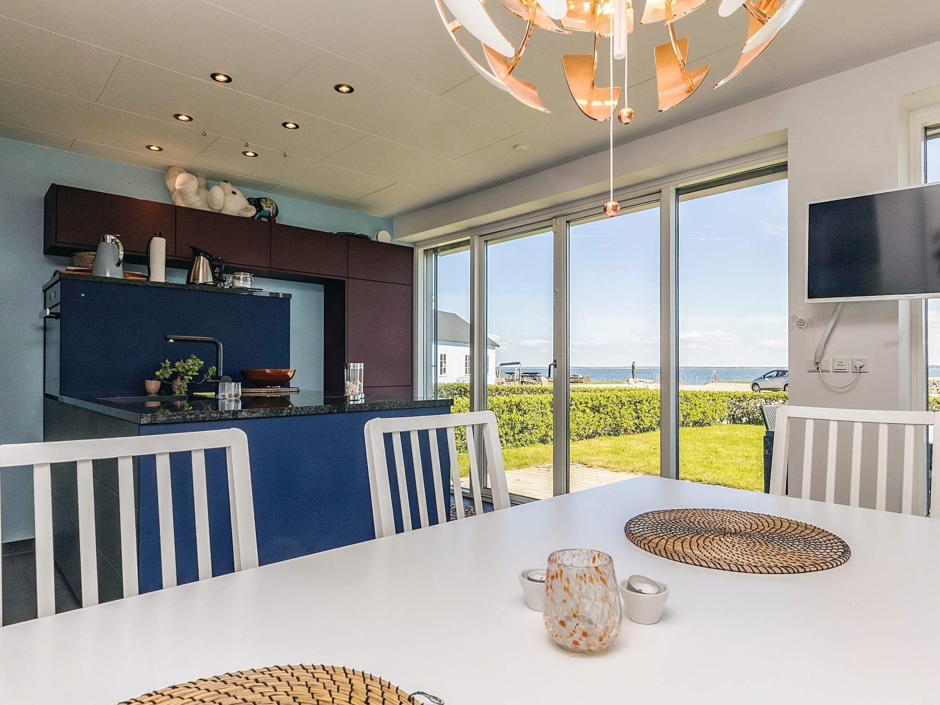 Aan zee: Modern vakantiehuis in Thyholm met panoramisch fjordzicht - foto 11