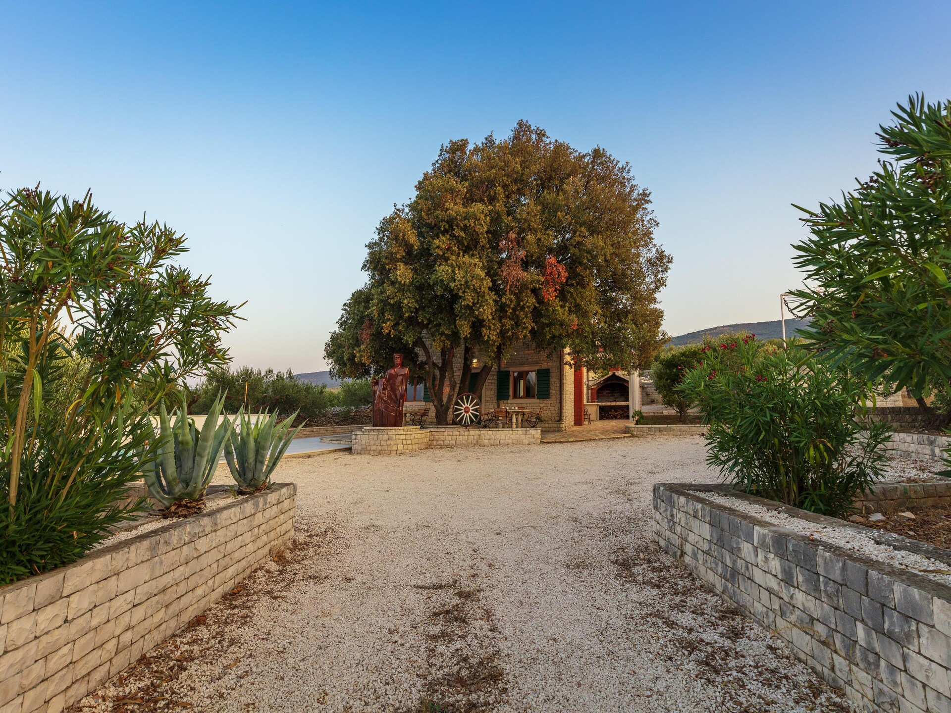 Villa Dubrava: rustig vakantiehuis met zwembad op Brač, 5 km van zee - foto 19