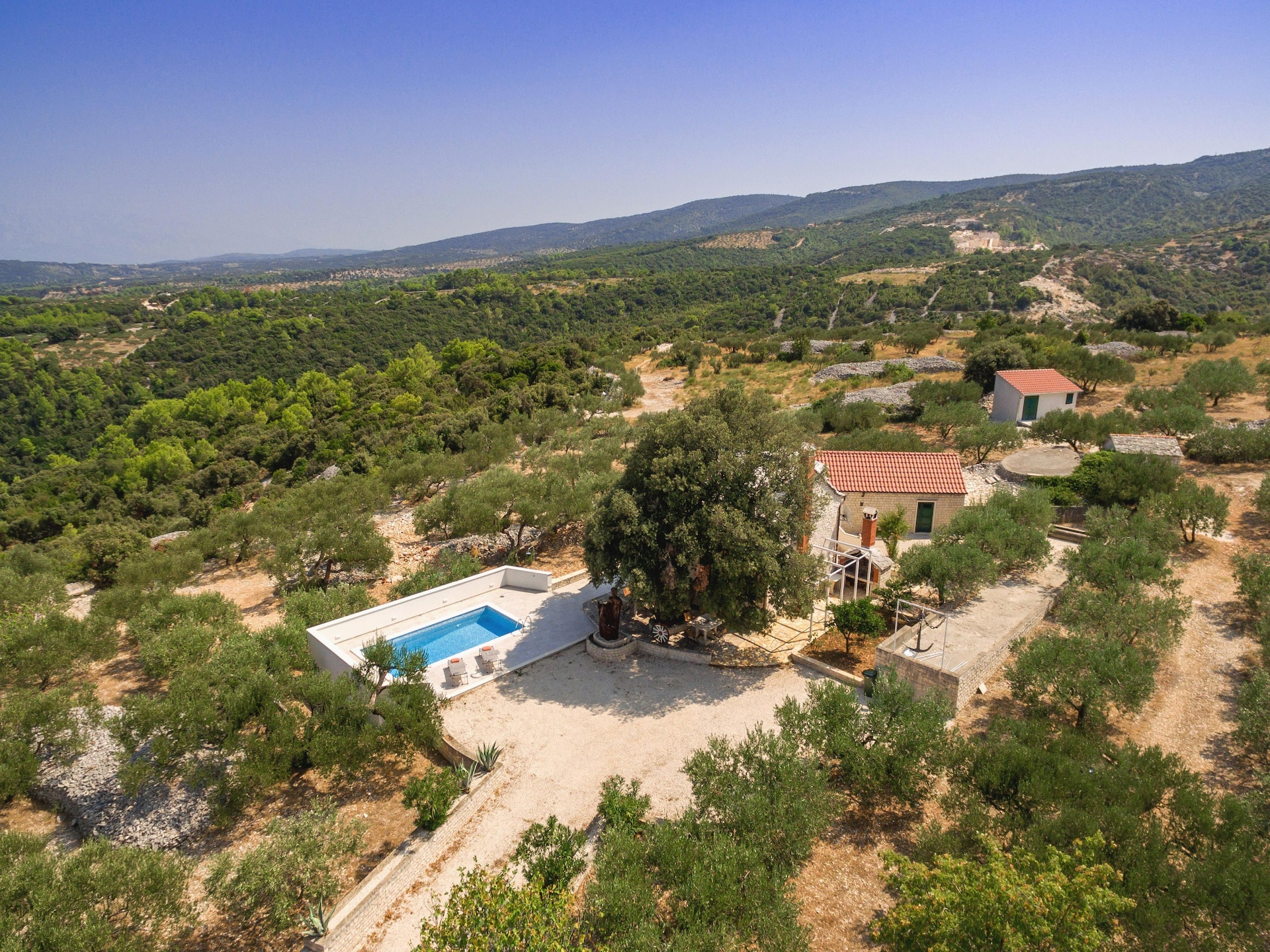Villa Dubrava: rustig vakantiehuis met zwembad op Brač, 5 km van zee - foto 20