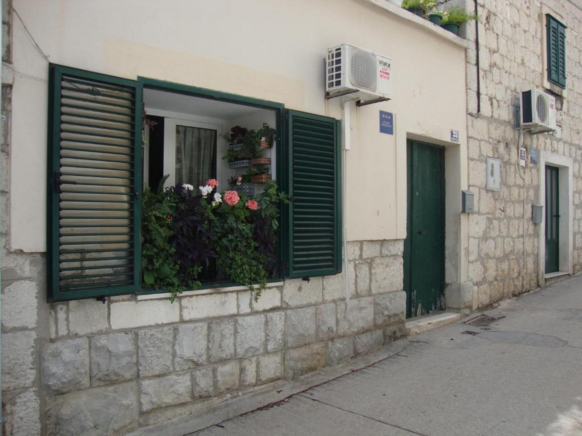 Gerenoveerd studio-appartement in historisch hart van Split met gedeelde tuin - foto 15